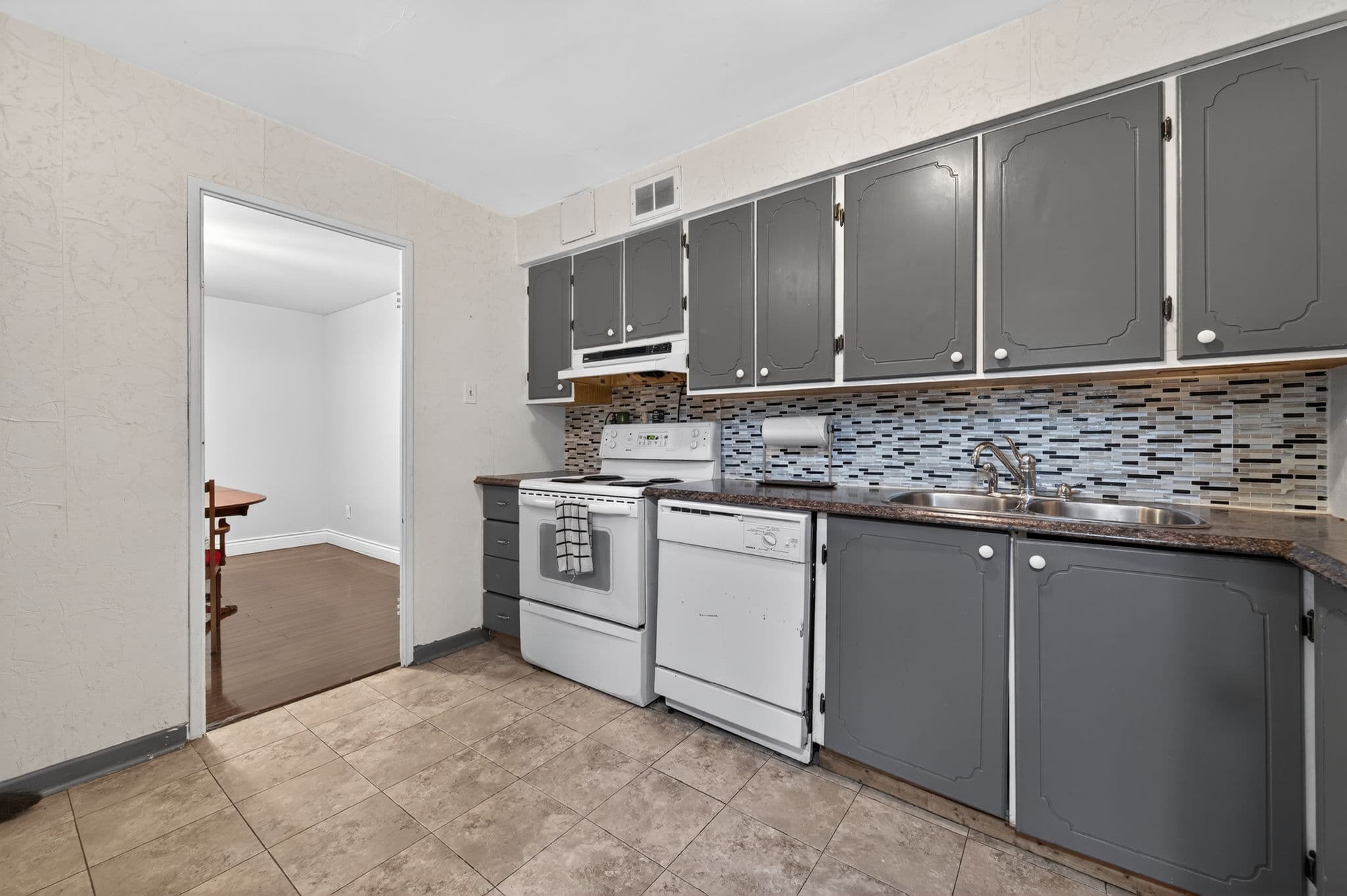 1 Royal Orchard Blvd Unit 102 Markham, ON L3T 3C1
