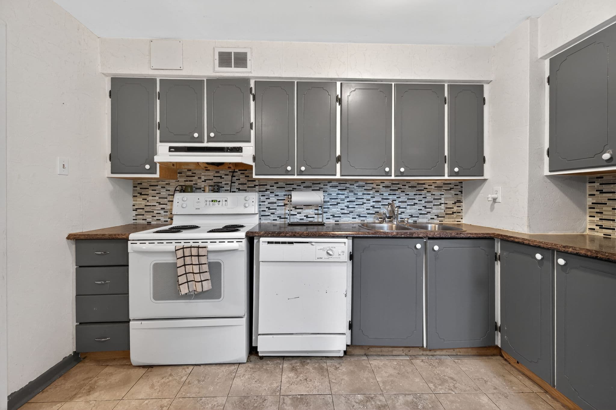 1 Royal Orchard Blvd Unit 102 Markham, ON L3T 3C1