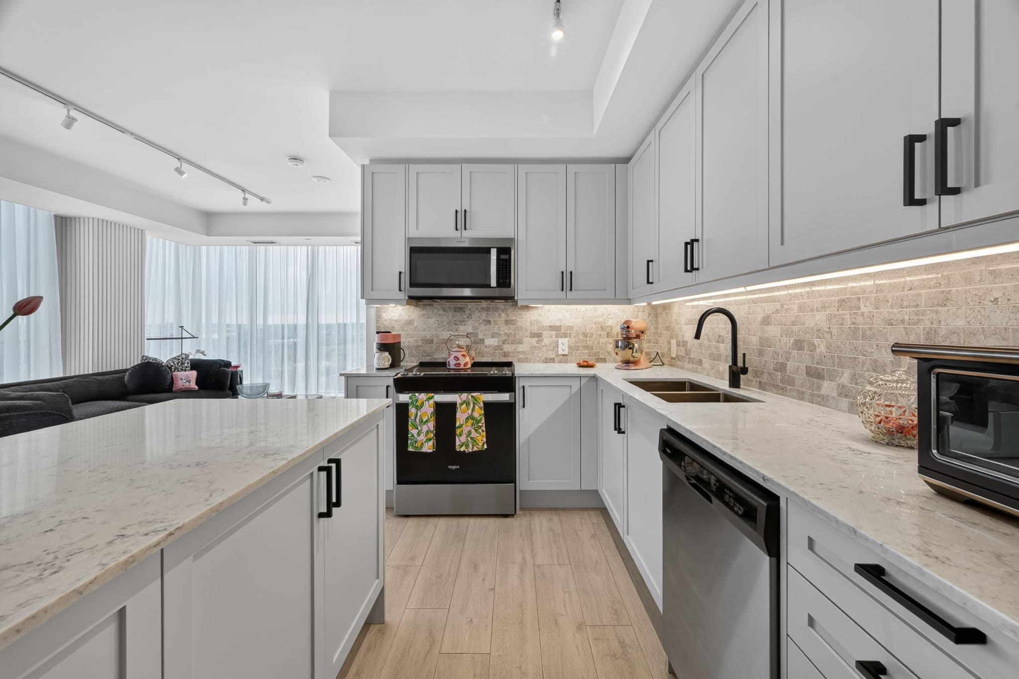 10 Gatineau Dr 1206 Vaughan, ON L4J 0L2