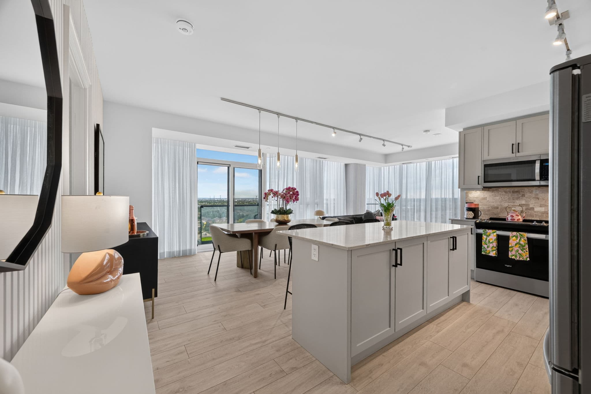 10 Gatineau Dr 1206 Vaughan, ON L4J 0L2