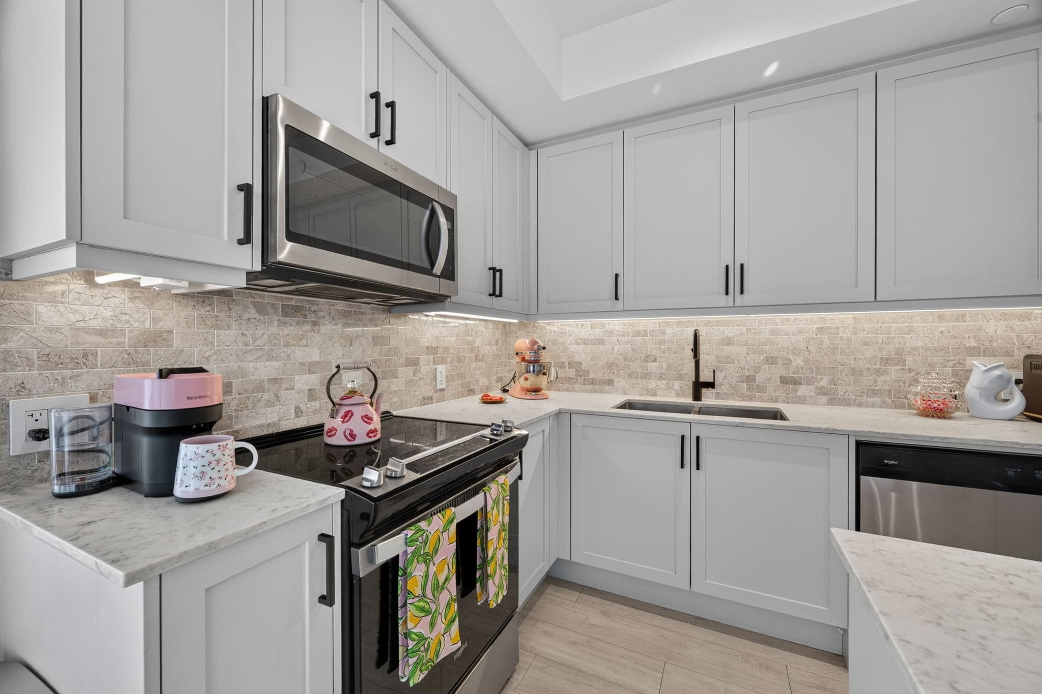 10 Gatineau Dr 1206 Vaughan, ON L4J 0L2