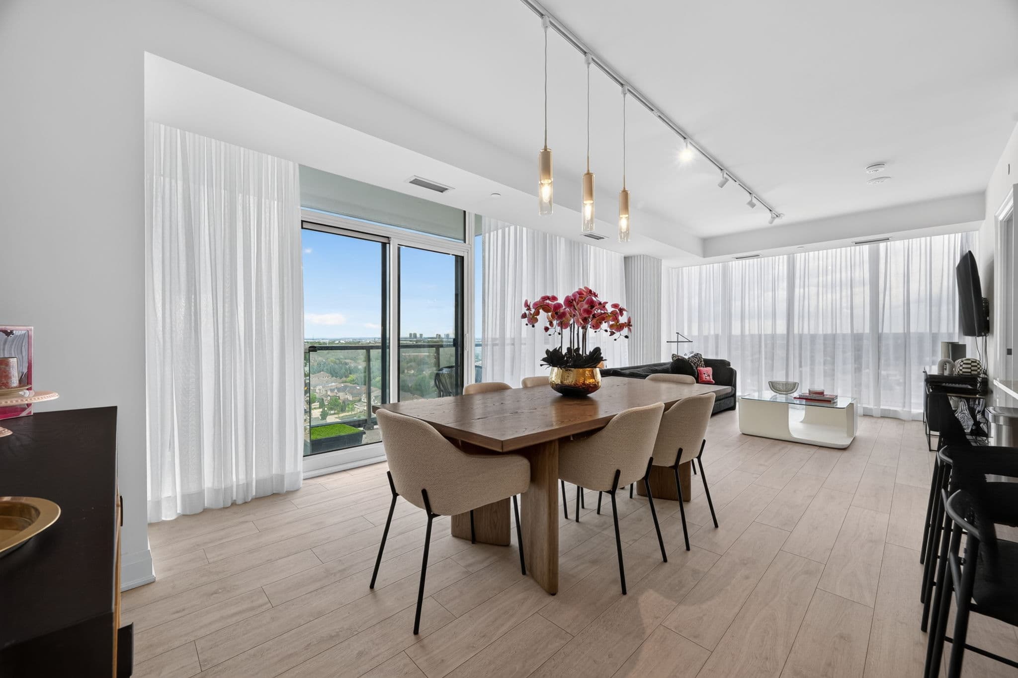 10 Gatineau Dr 1206 Vaughan, ON L4J 0L2