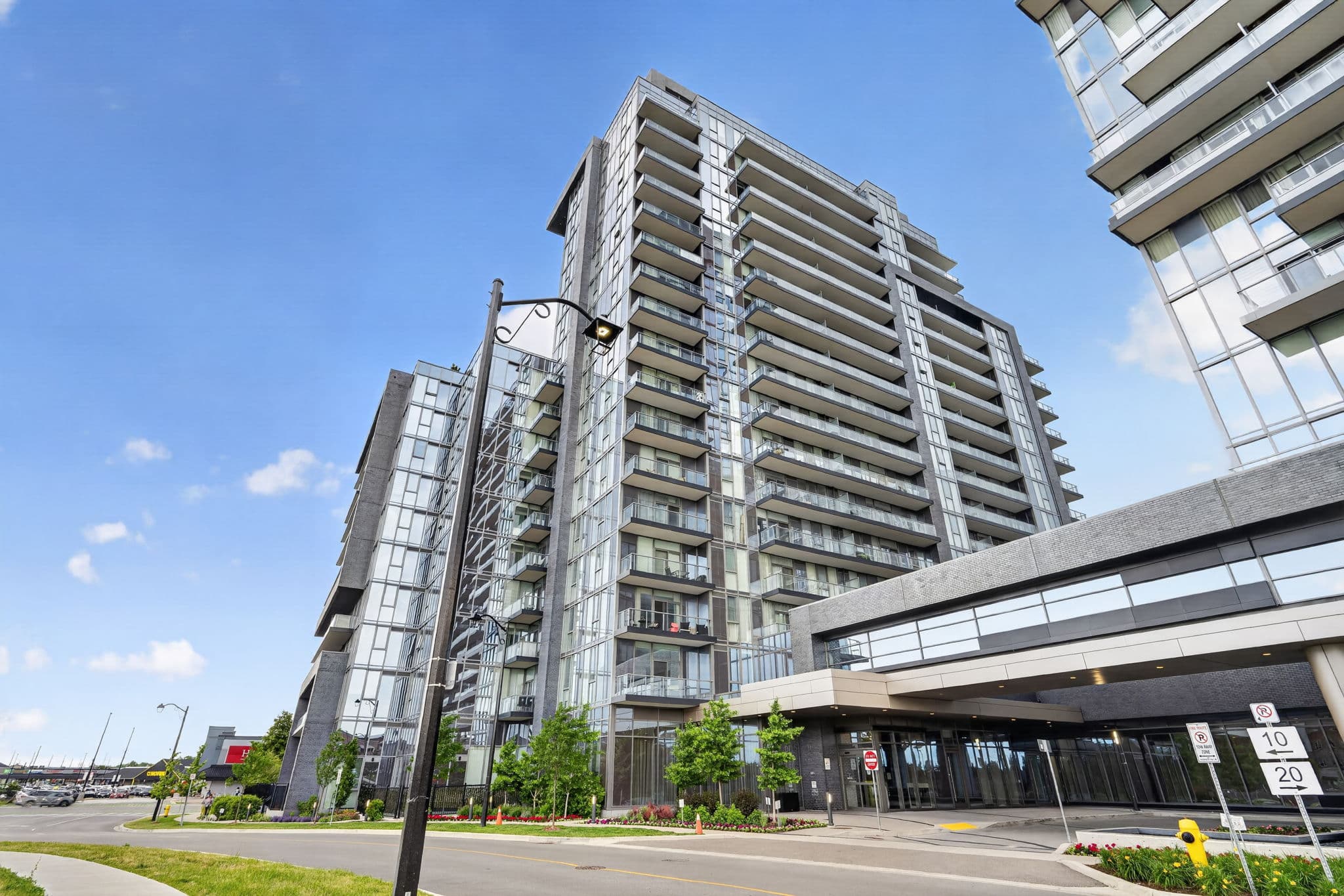 10 Gatineau Dr 1206 Vaughan, ON L4J 0L2