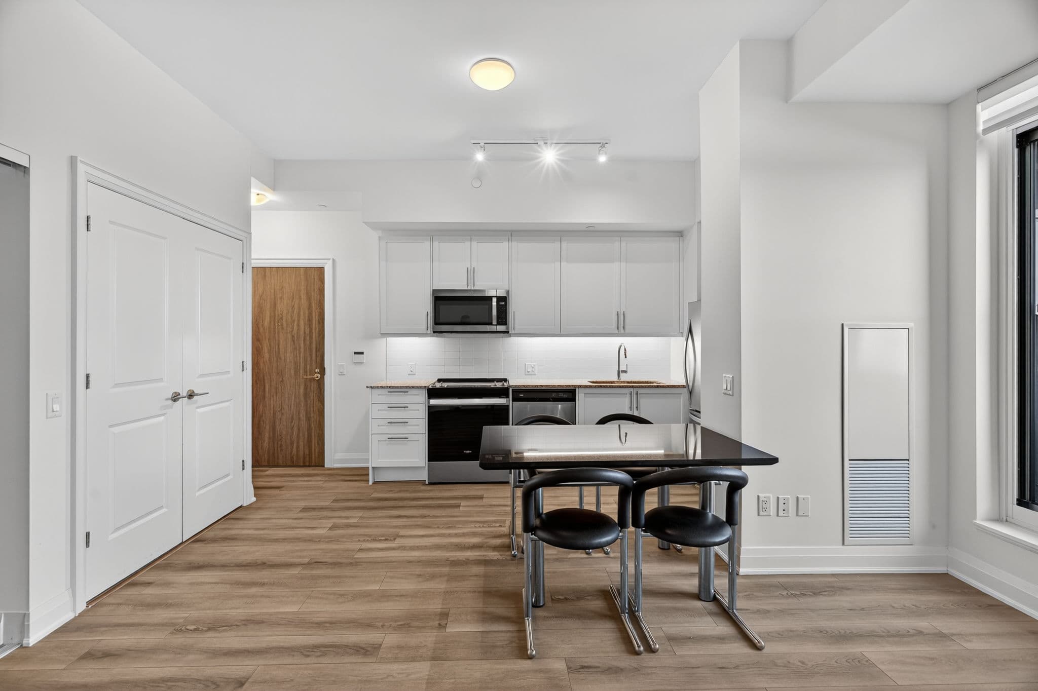 10 Gatineau Dr 208 Vaughan, ON L4L 0L2