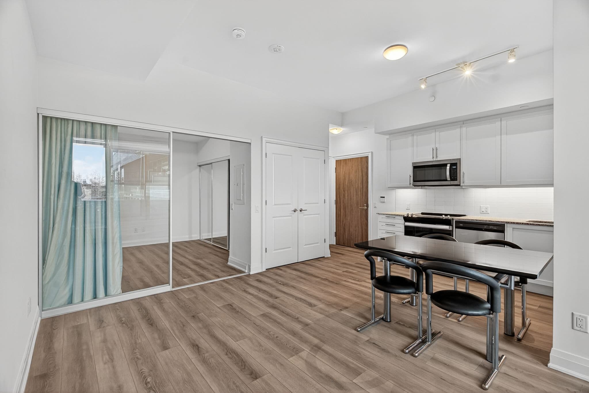 10 Gatineau Dr 208 Vaughan, ON L4L 0L2