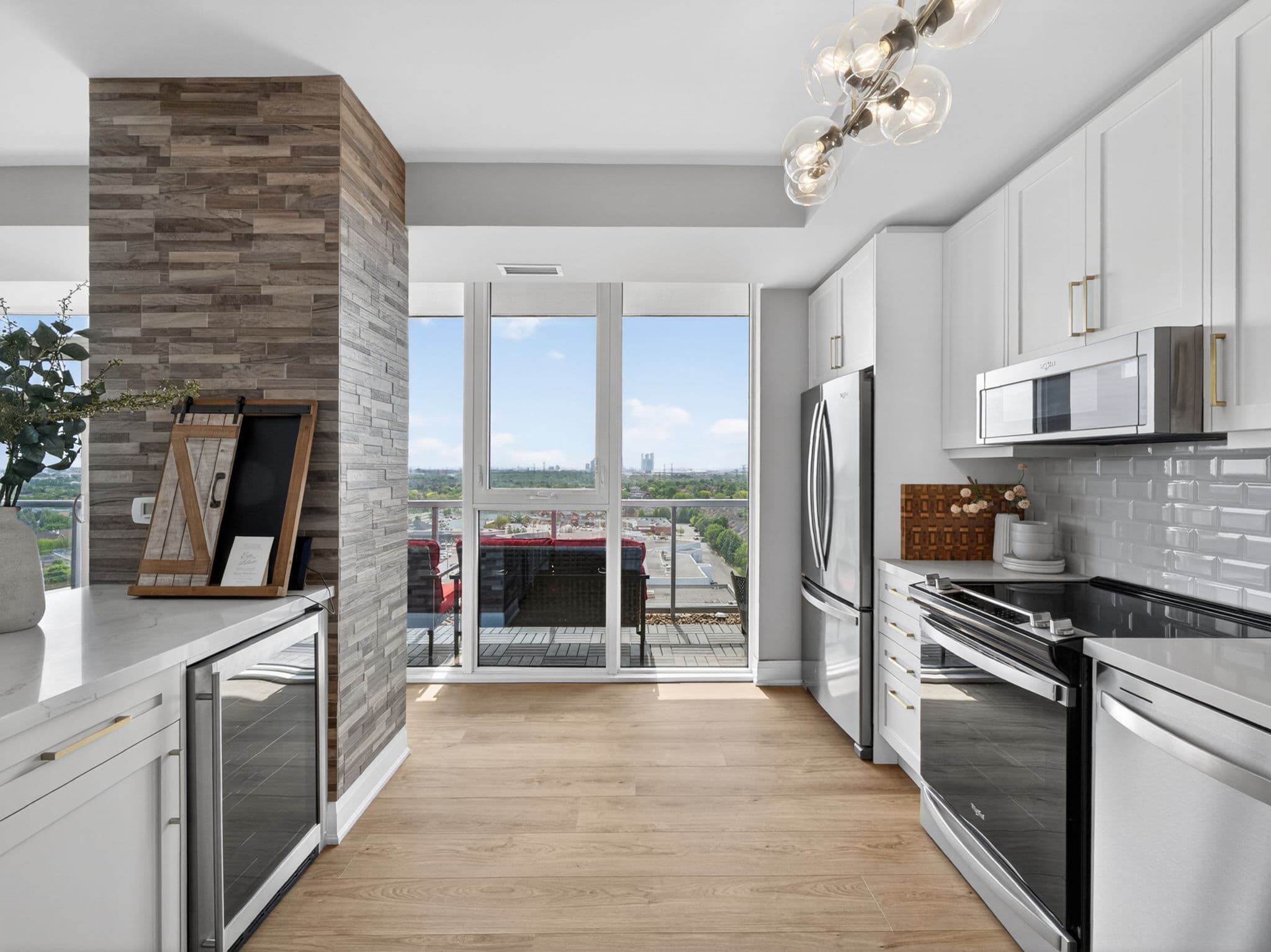 10 Gatineau Dr unit 1303 Vaughan, ON L4J 0L2