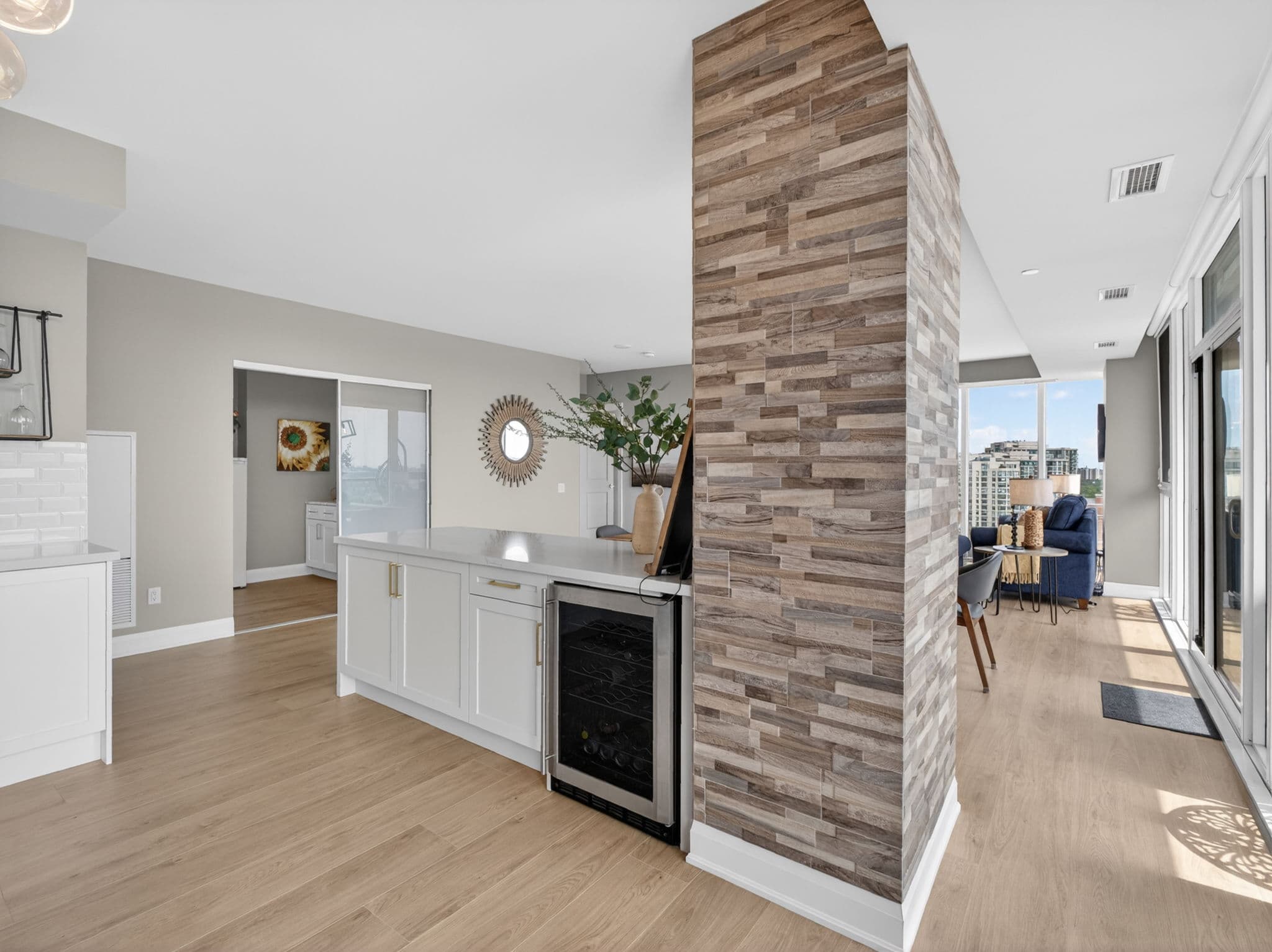 10 Gatineau Dr unit 1303 Vaughan, ON L4J 0L2