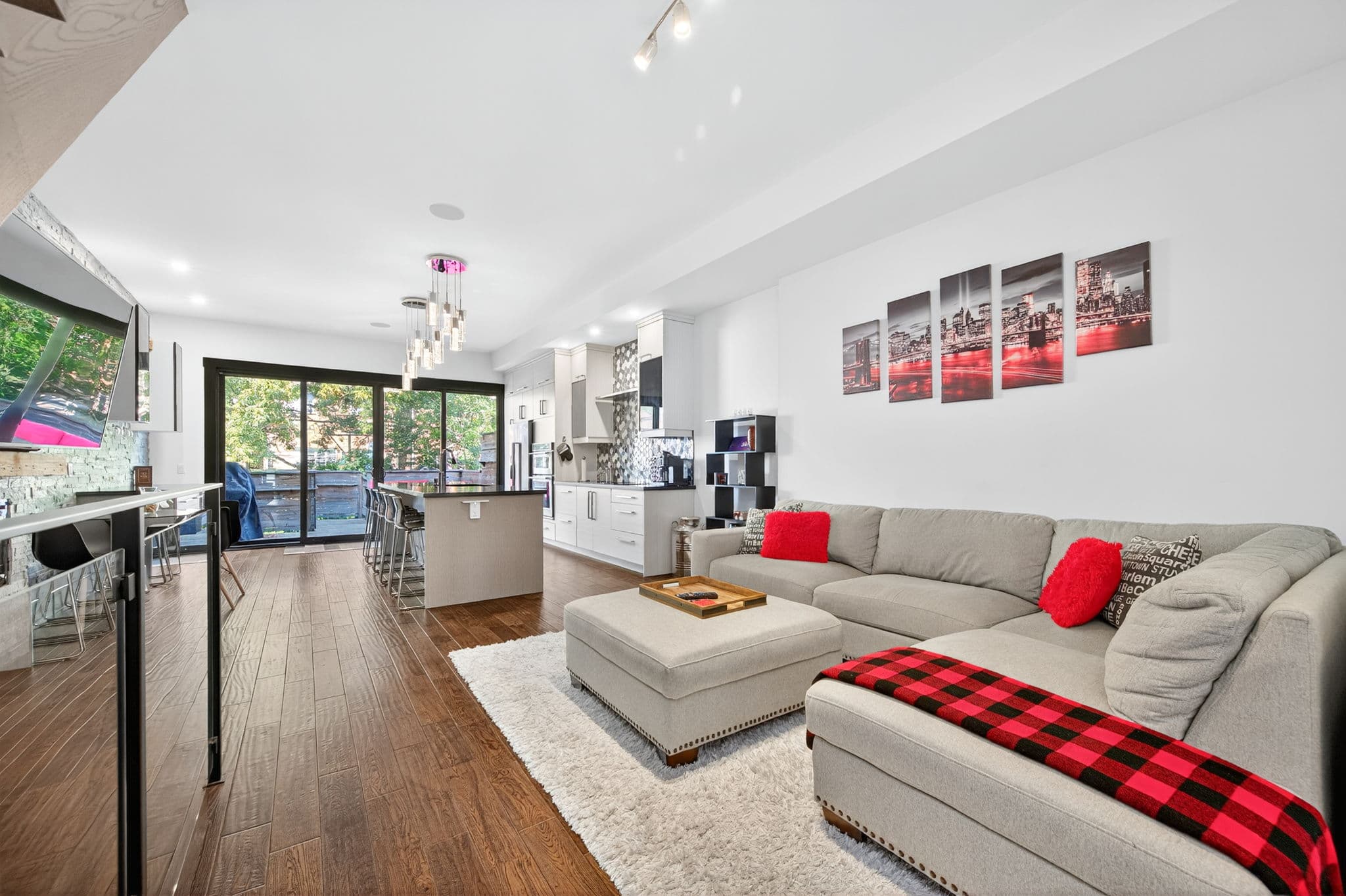 10 Rexford Rd Toronto, ON M6S 2M3