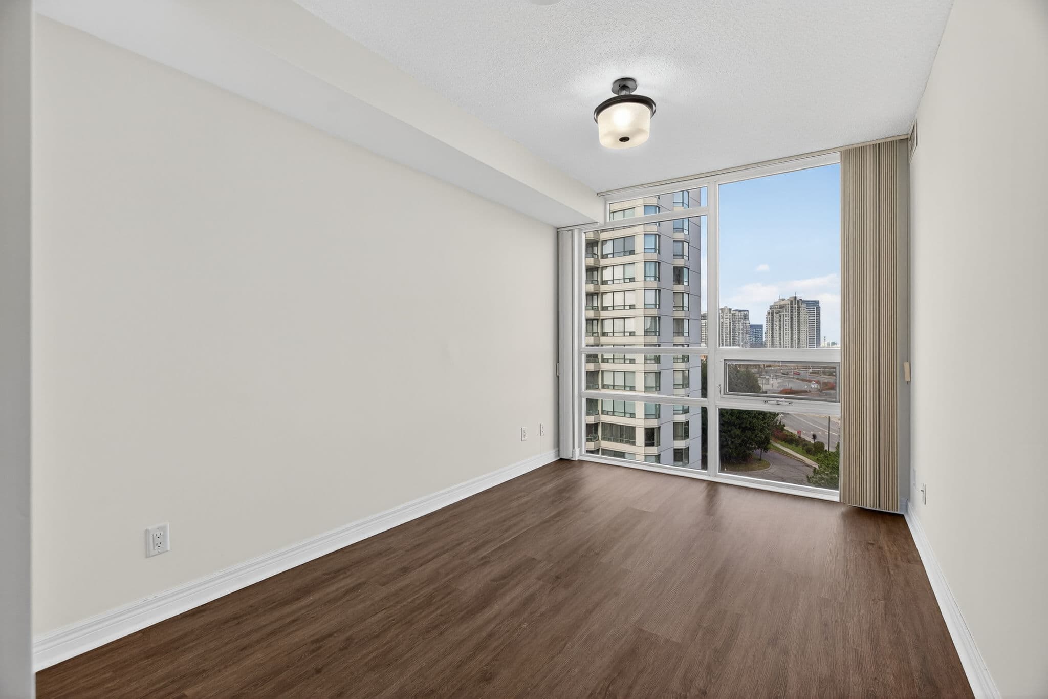 100 Promenade Cir Unit 707 Vaughan, ON L4J 7W7