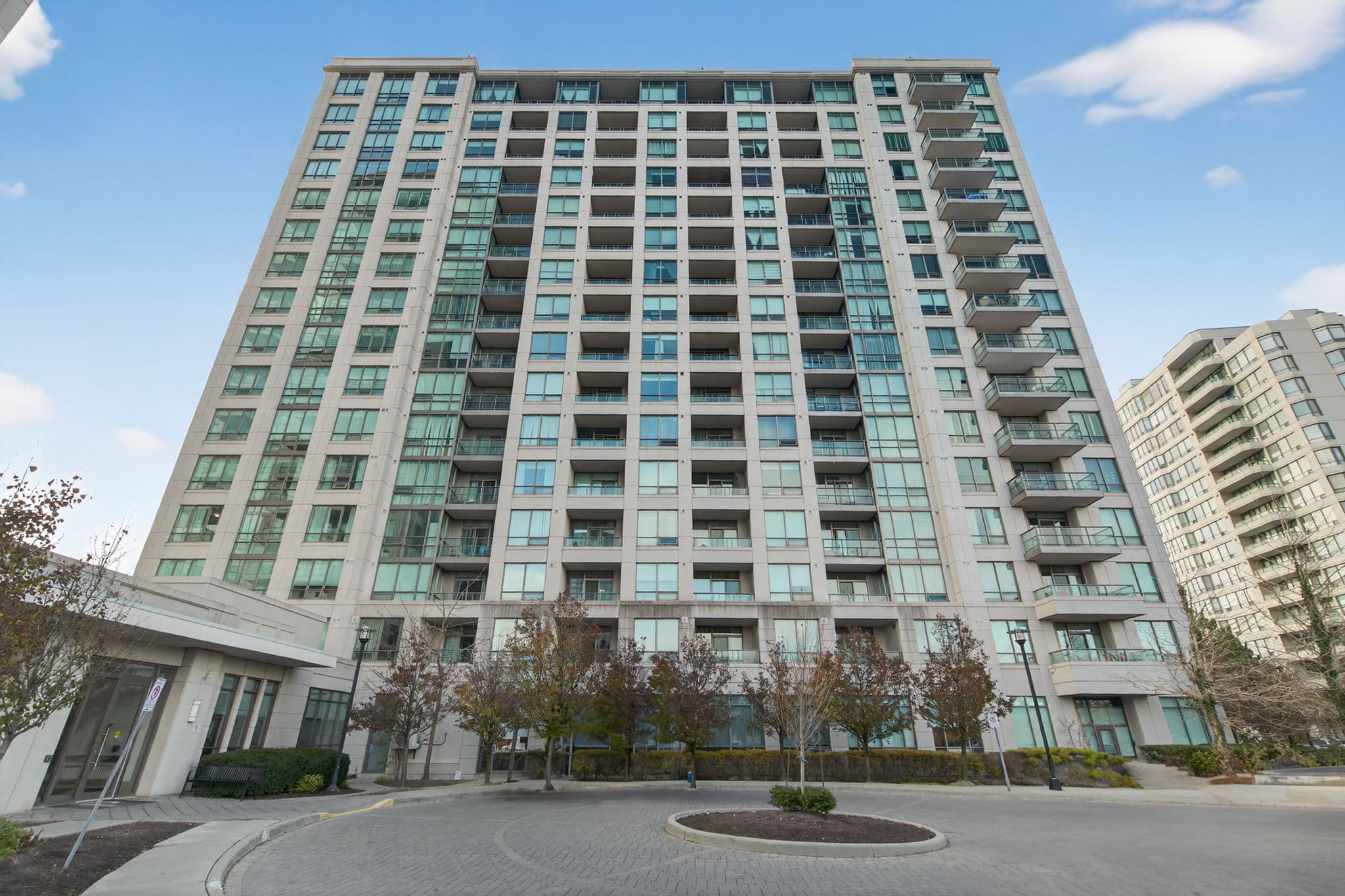 100 Promenade Cir Unit 707 Vaughan, ON L4J 7W7