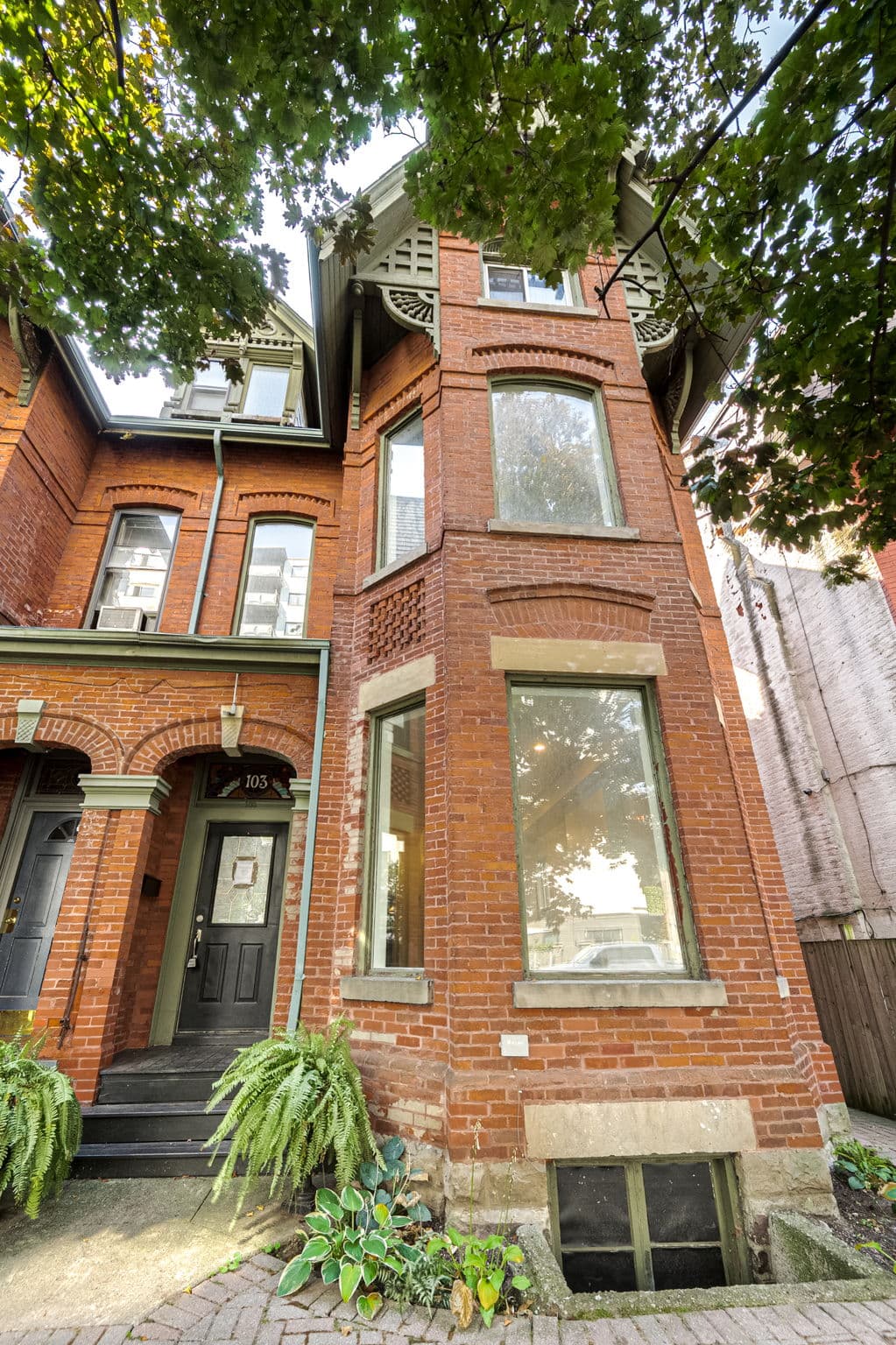 103 Gloucester St Toronto, ON M4Y 1M2