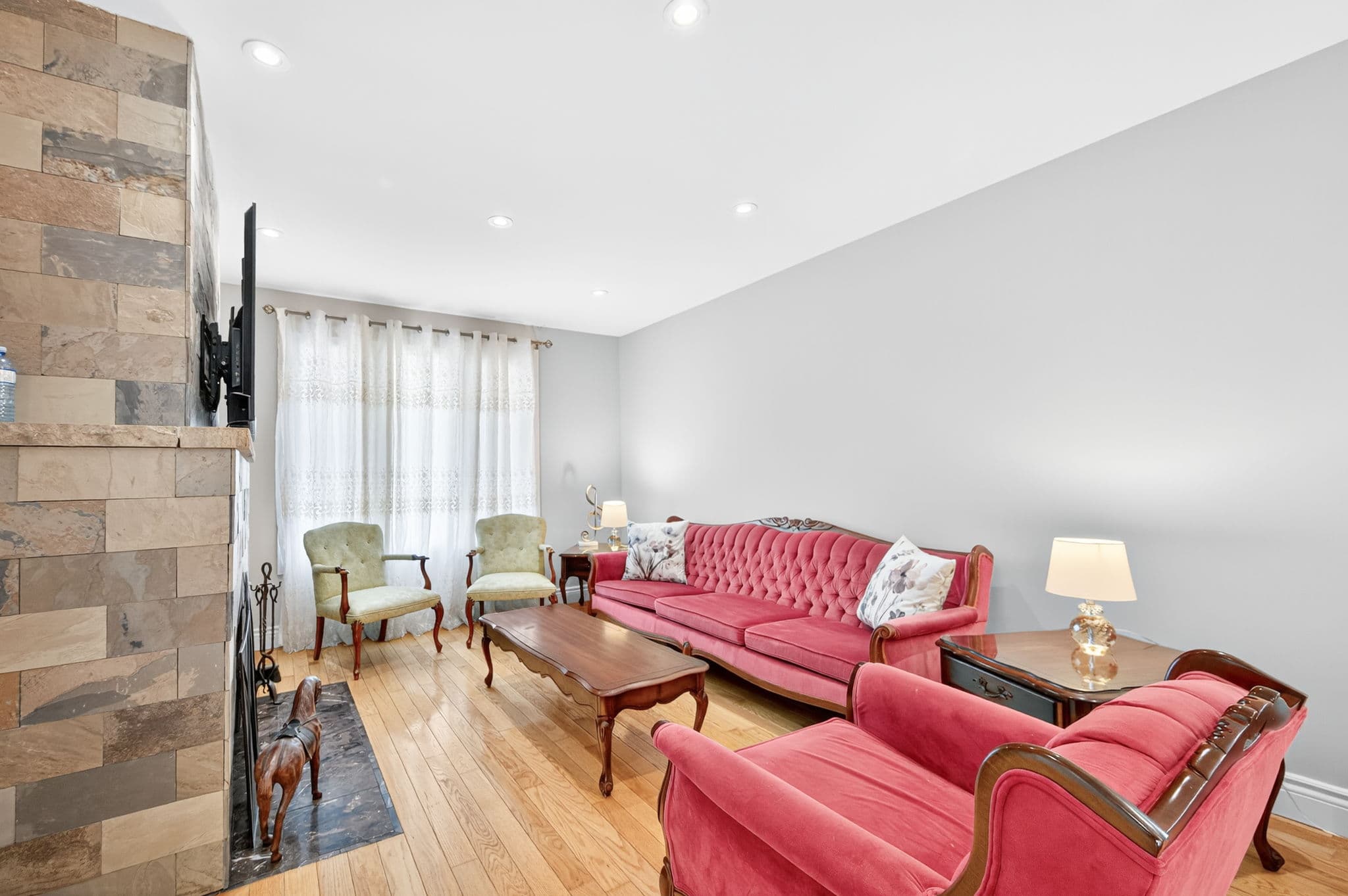 104 Armitage Dr Newmarket, ON L3Y 5L7