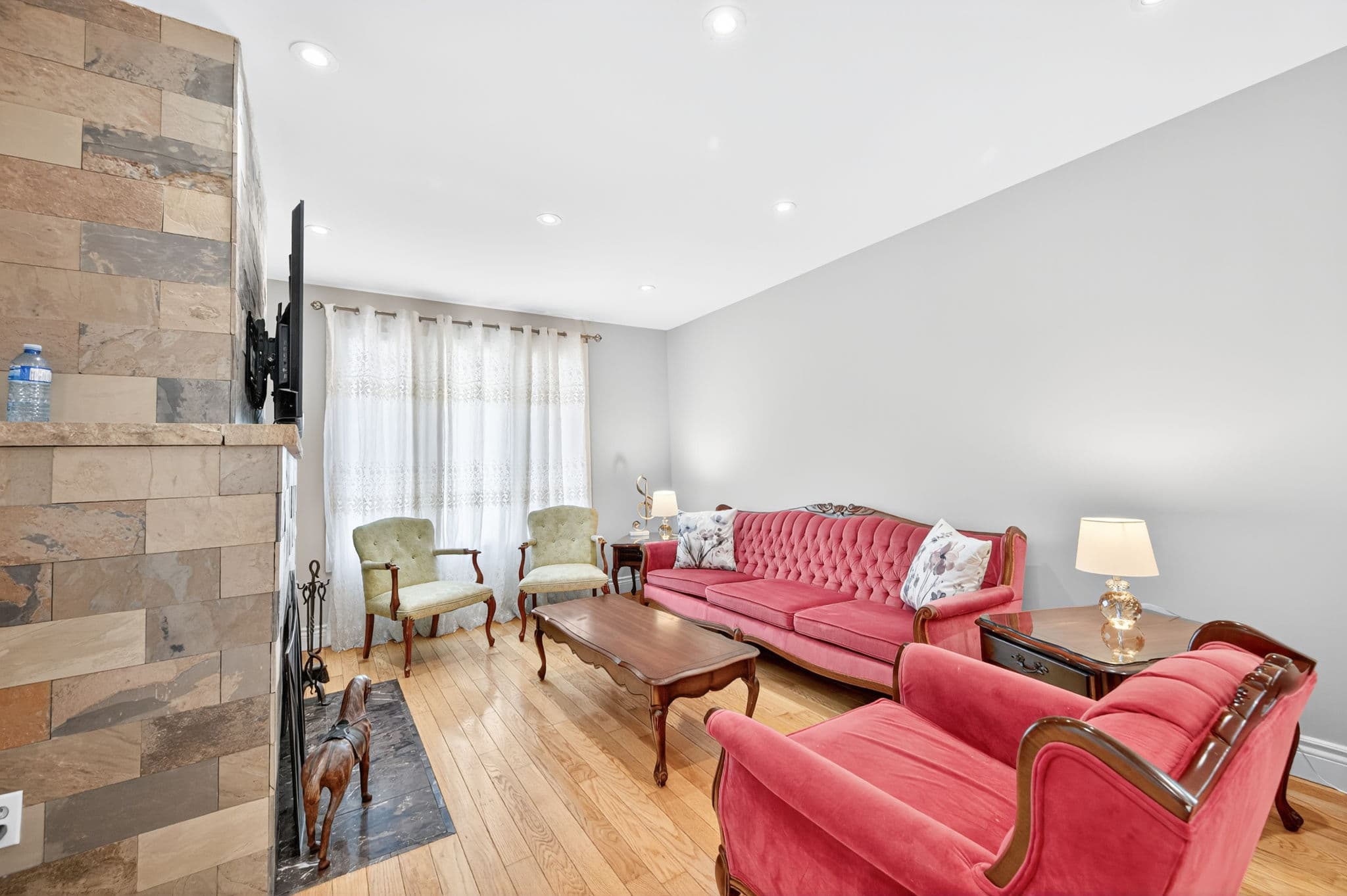 104 Armitage Dr Newmarket, ON L3Y 5L7