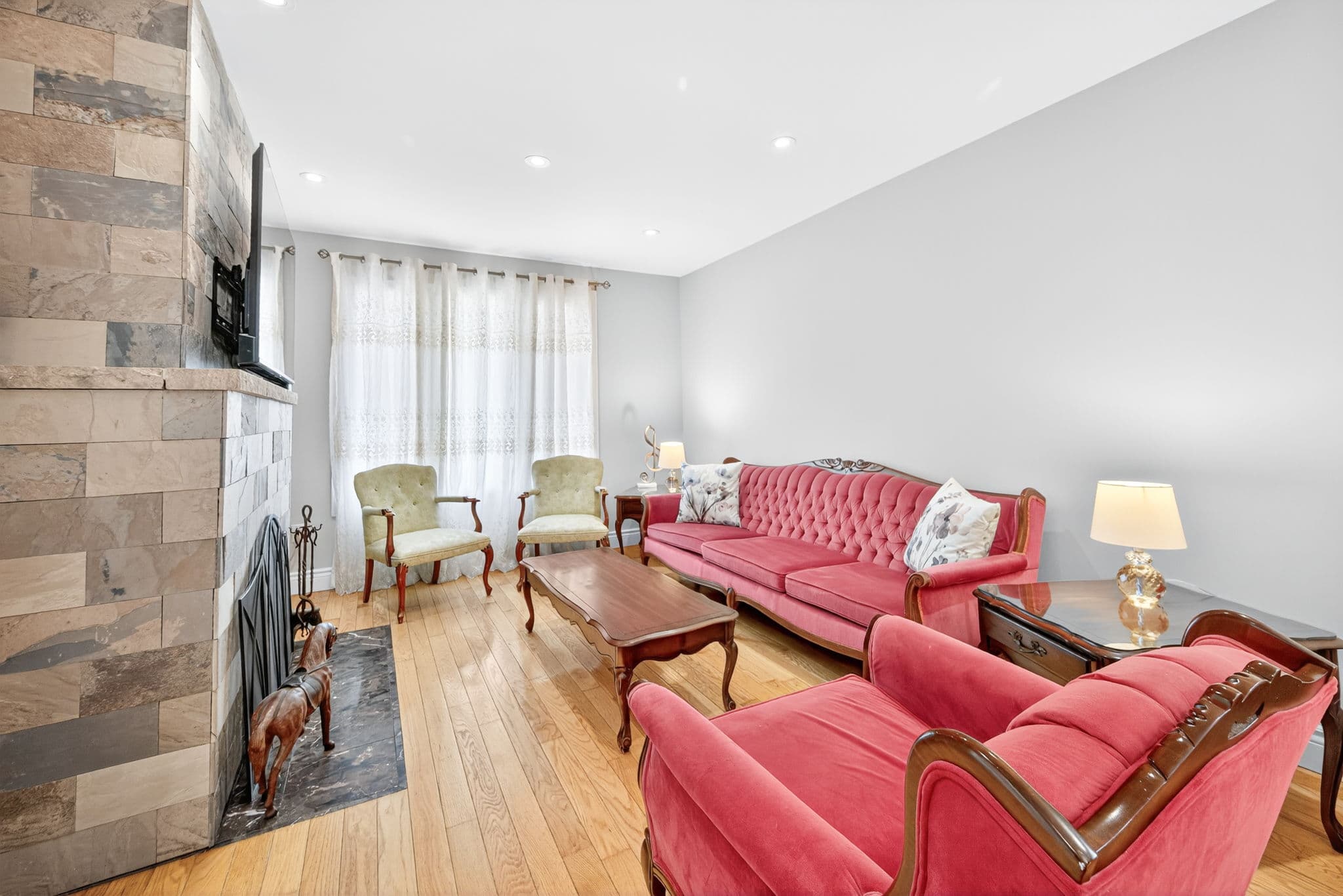 104 Armitage Dr Newmarket, ON L3Y 5L7