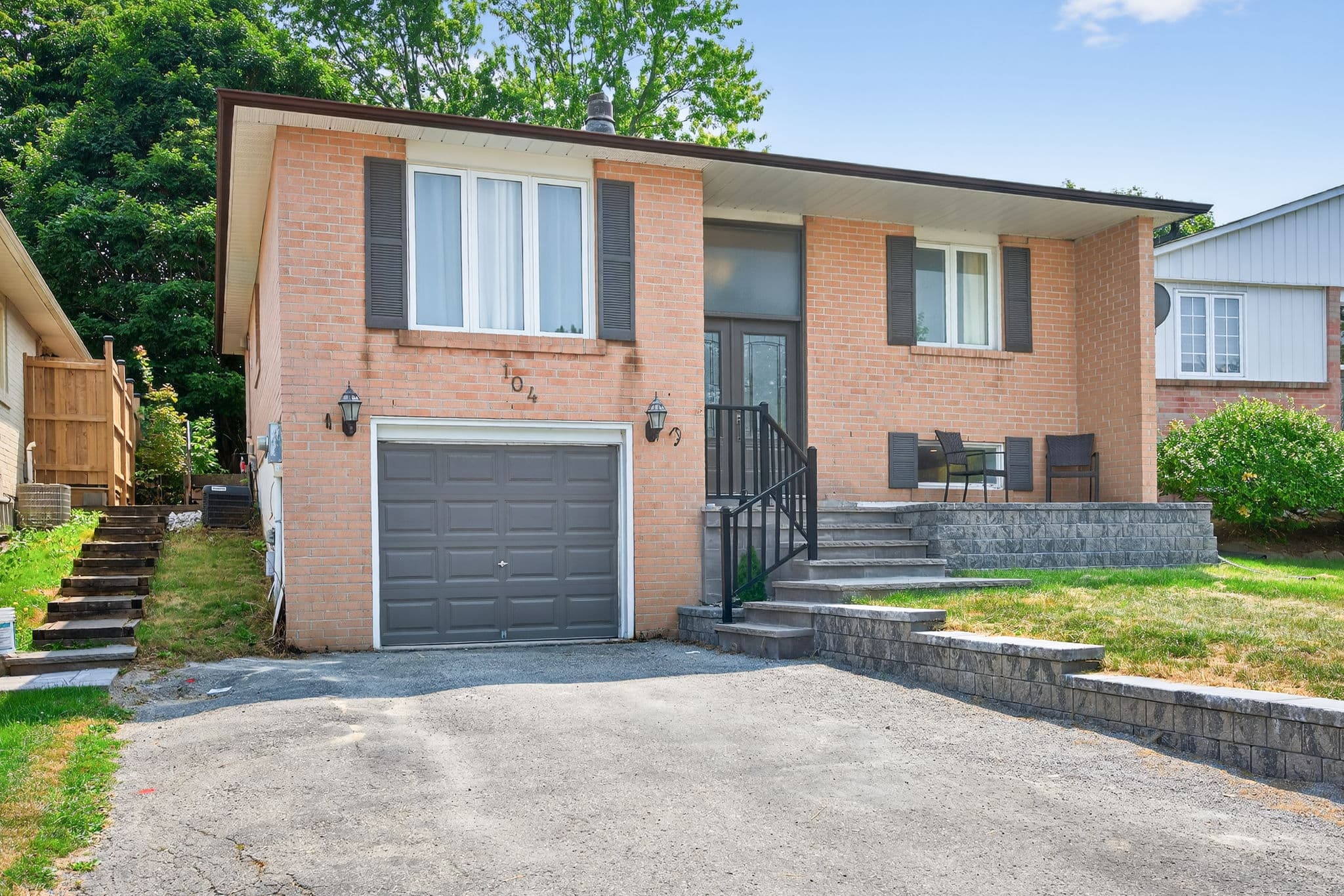 104 Armitage Dr Newmarket, ON L3Y 5L7