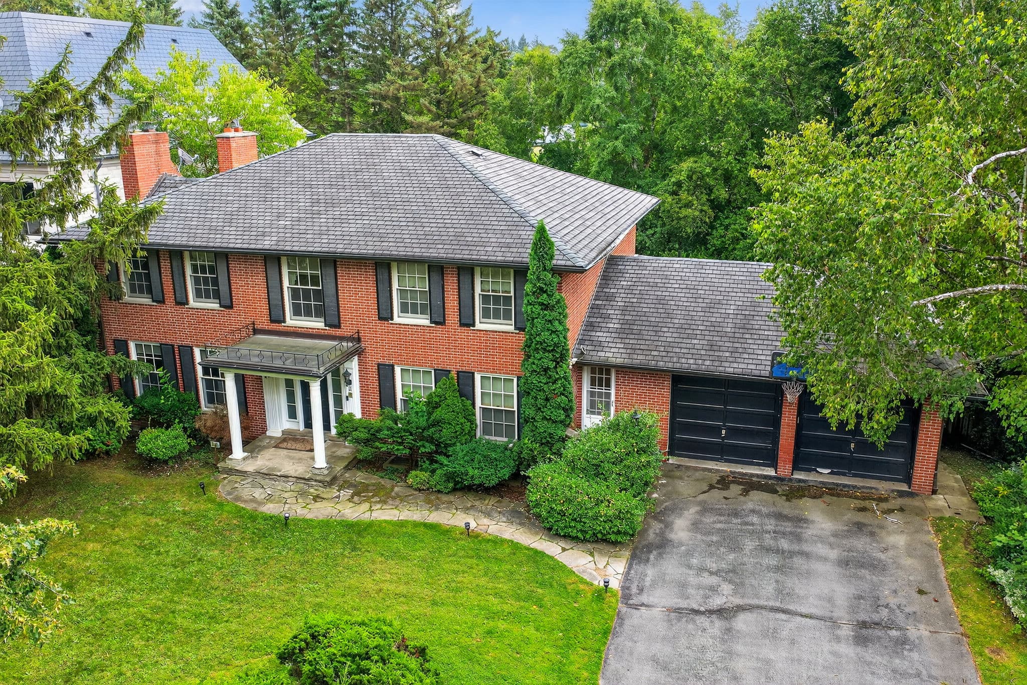 11 Tudor Gate Toronto, ON M2L 1N3