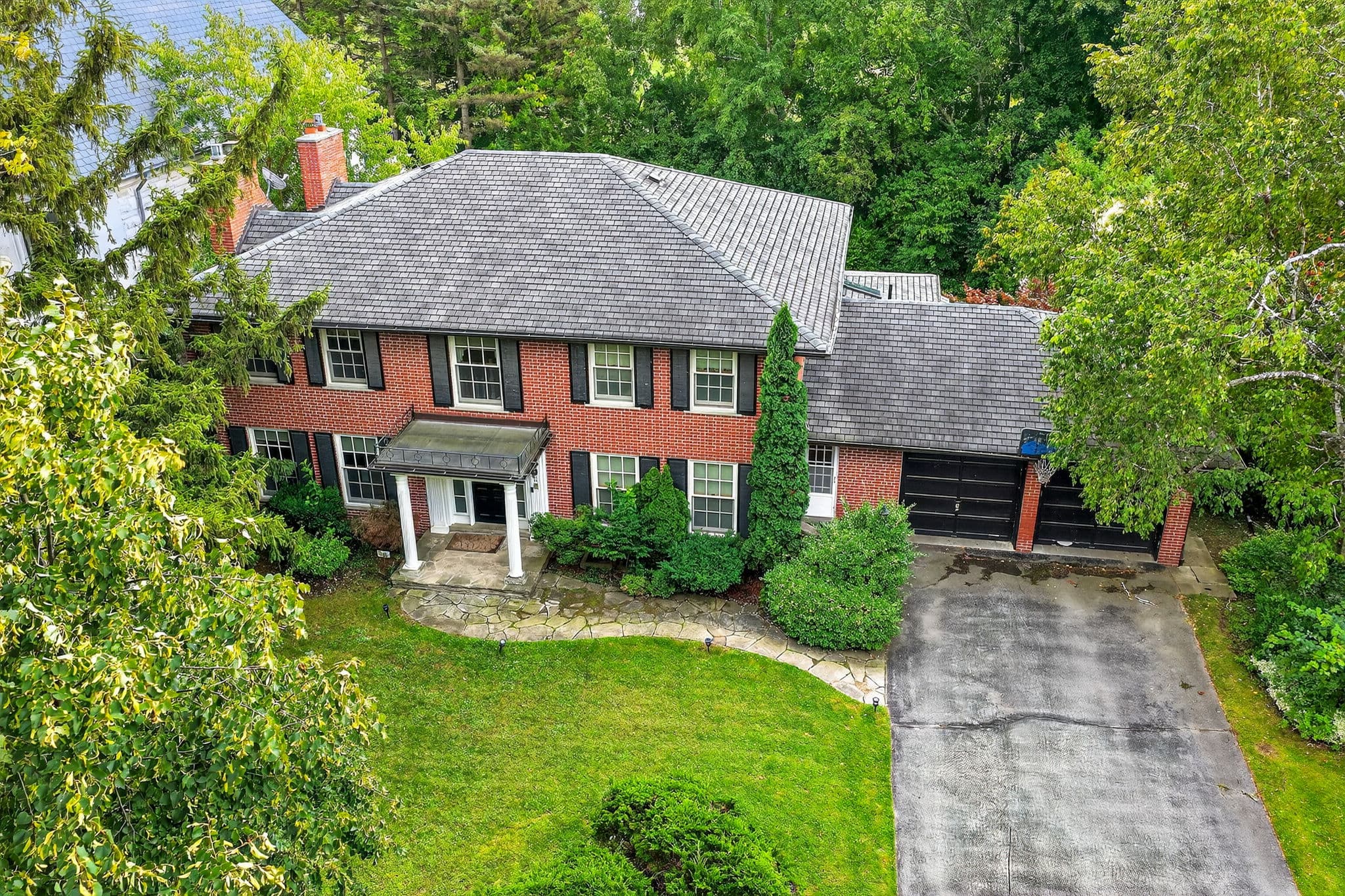 11 Tudor Gate Toronto, ON M2L 1N3