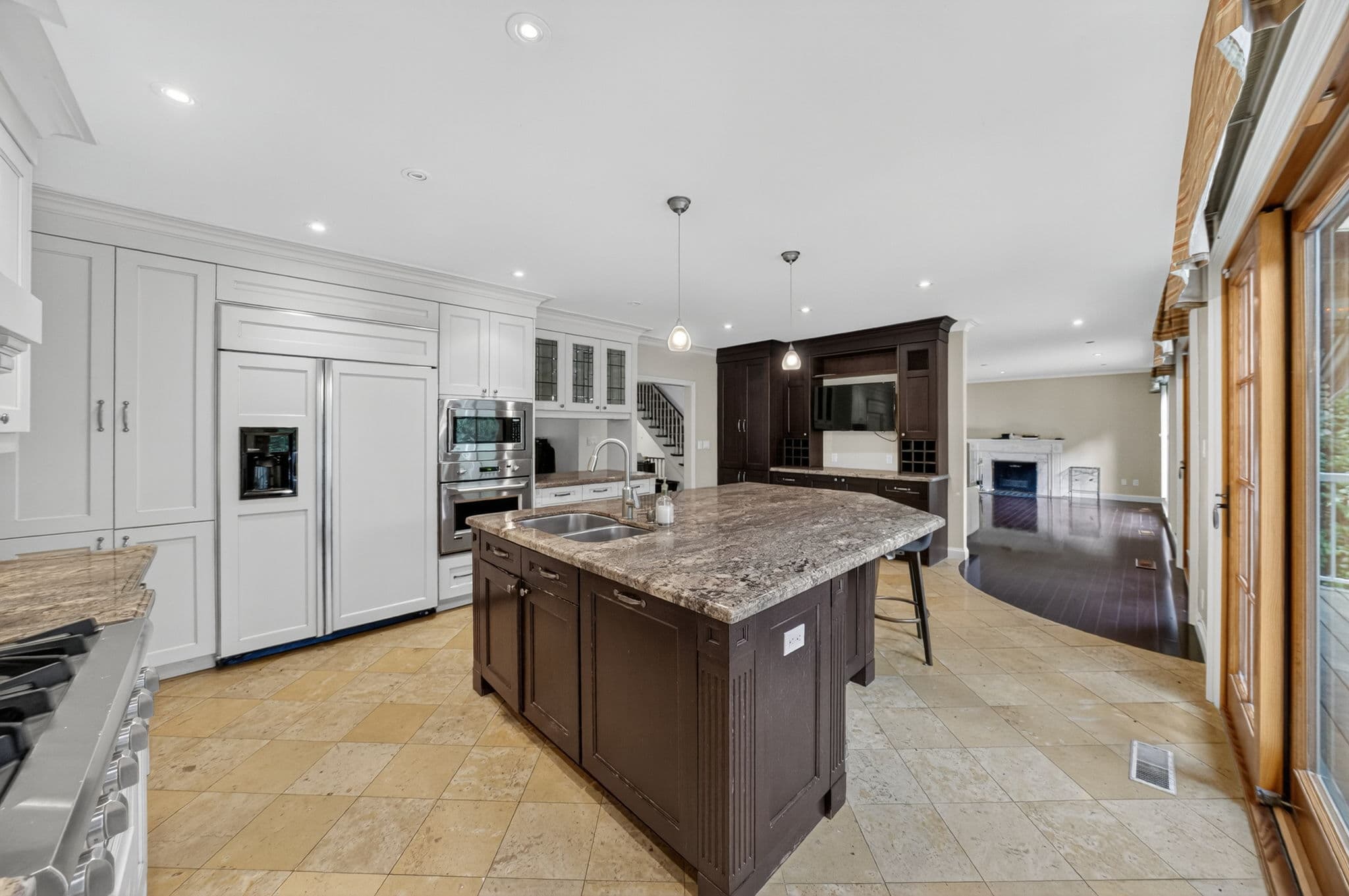 11 Tudor Gate Toronto, ON M2L 1N3