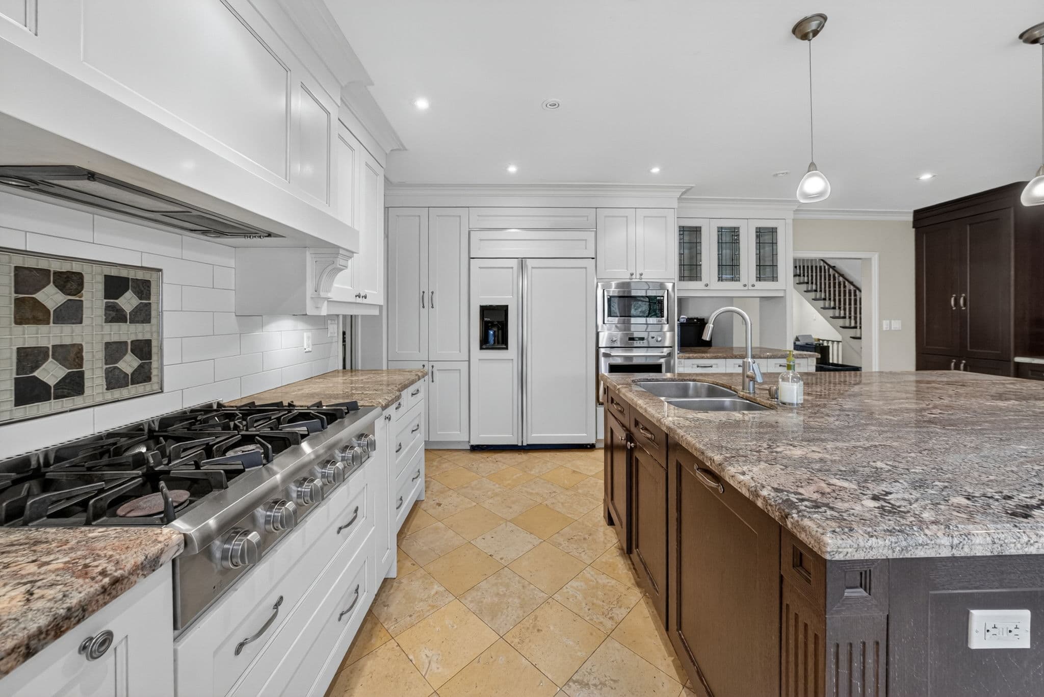 11 Tudor Gate Toronto, ON M2L 1N3