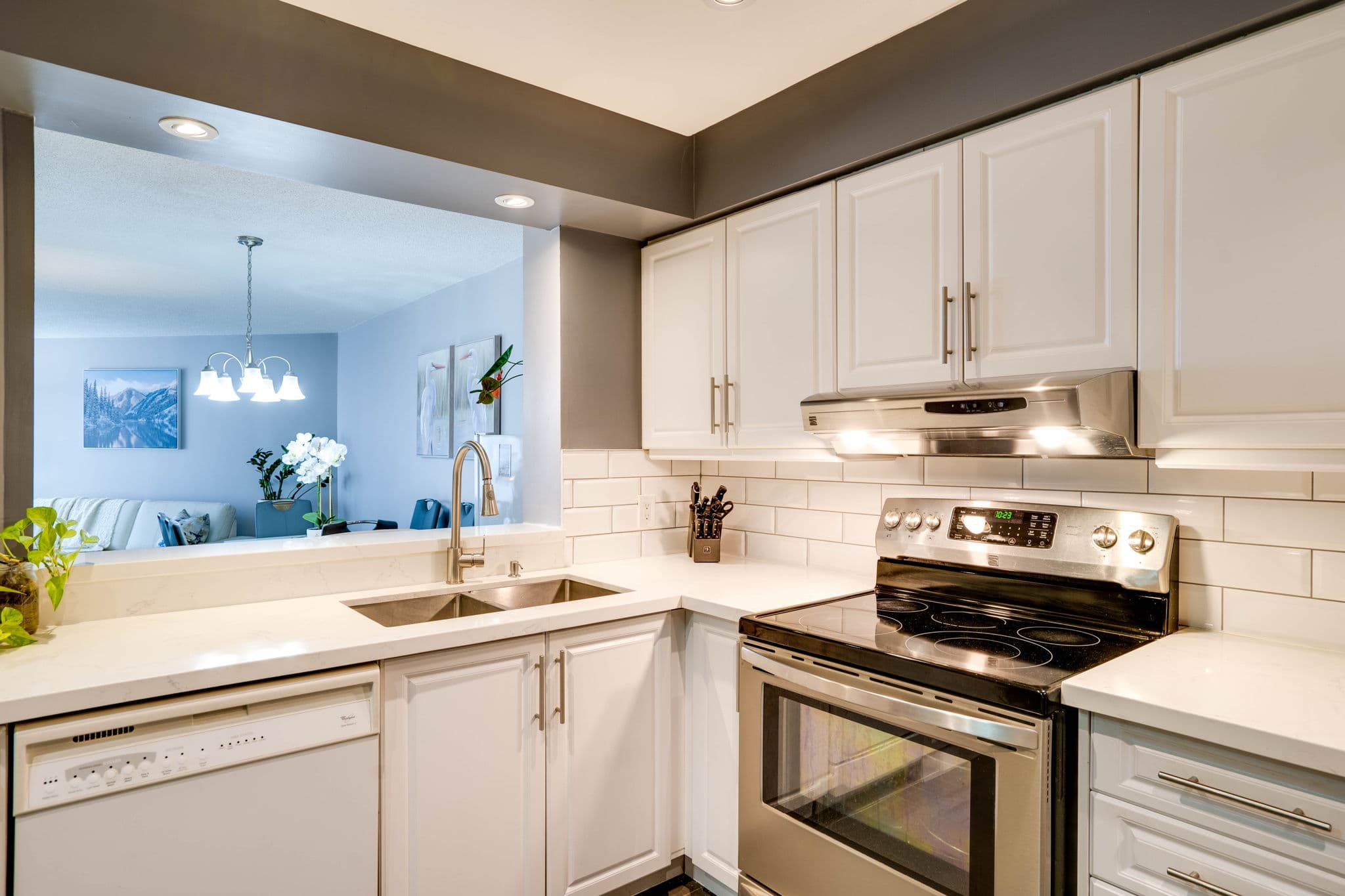 1121 Steeles Ave W PH 214 Toronto, ON M2R 3W7