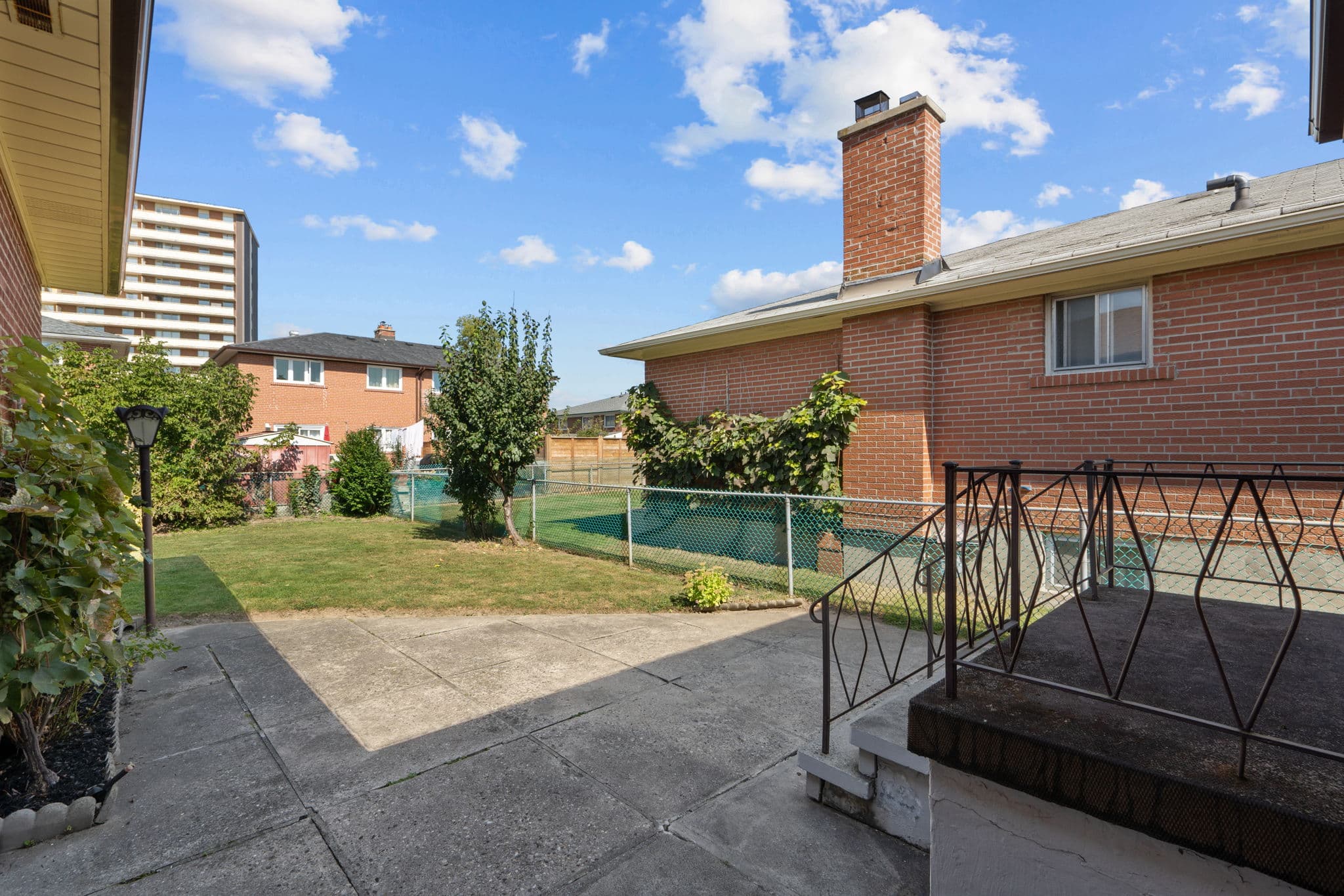 12 Bowhill Cres North York, ON M2J 3S2