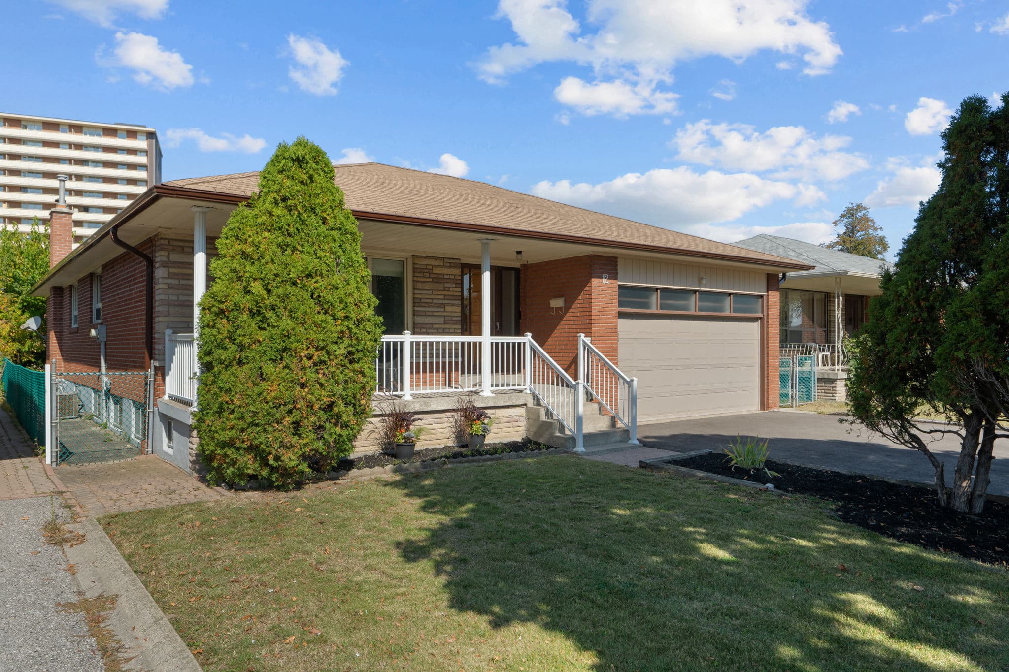 12 Bowhill Cres North York, ON M2J 3S2