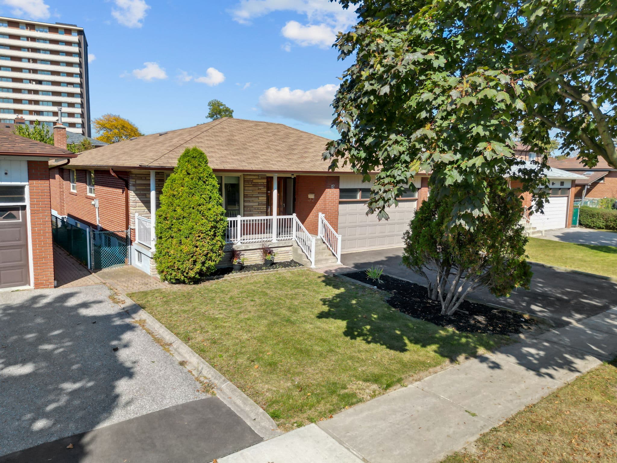 12 Bowhill Cres North York, ON M2J 3S2