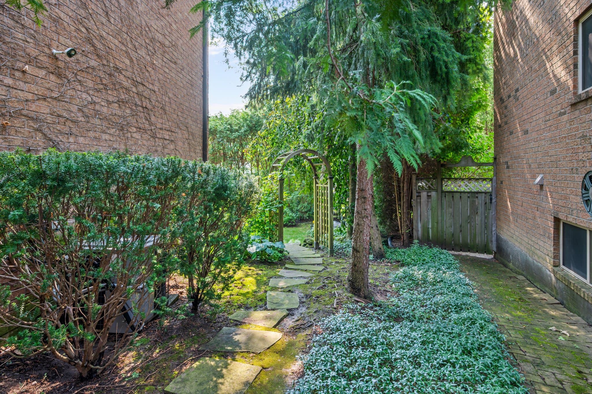12 Gardenia Ct Toronto, ON M2M 4G2