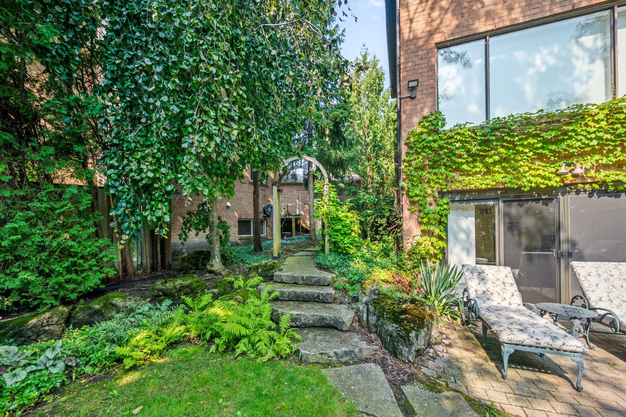 12 Gardenia Ct Toronto, ON M2M 4G2
