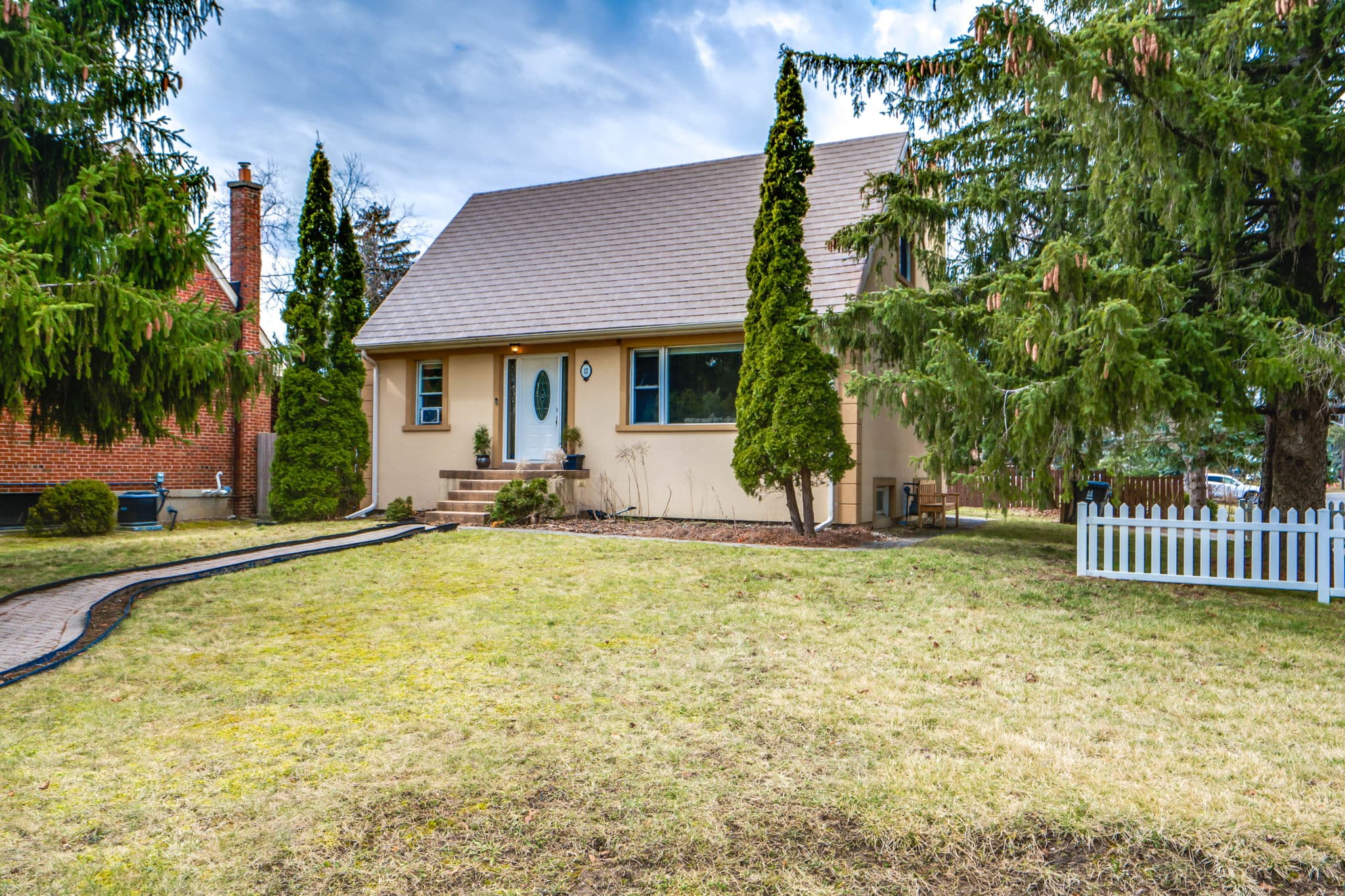 12 Glen Agar Dr Toronto, ON M9B 5L3