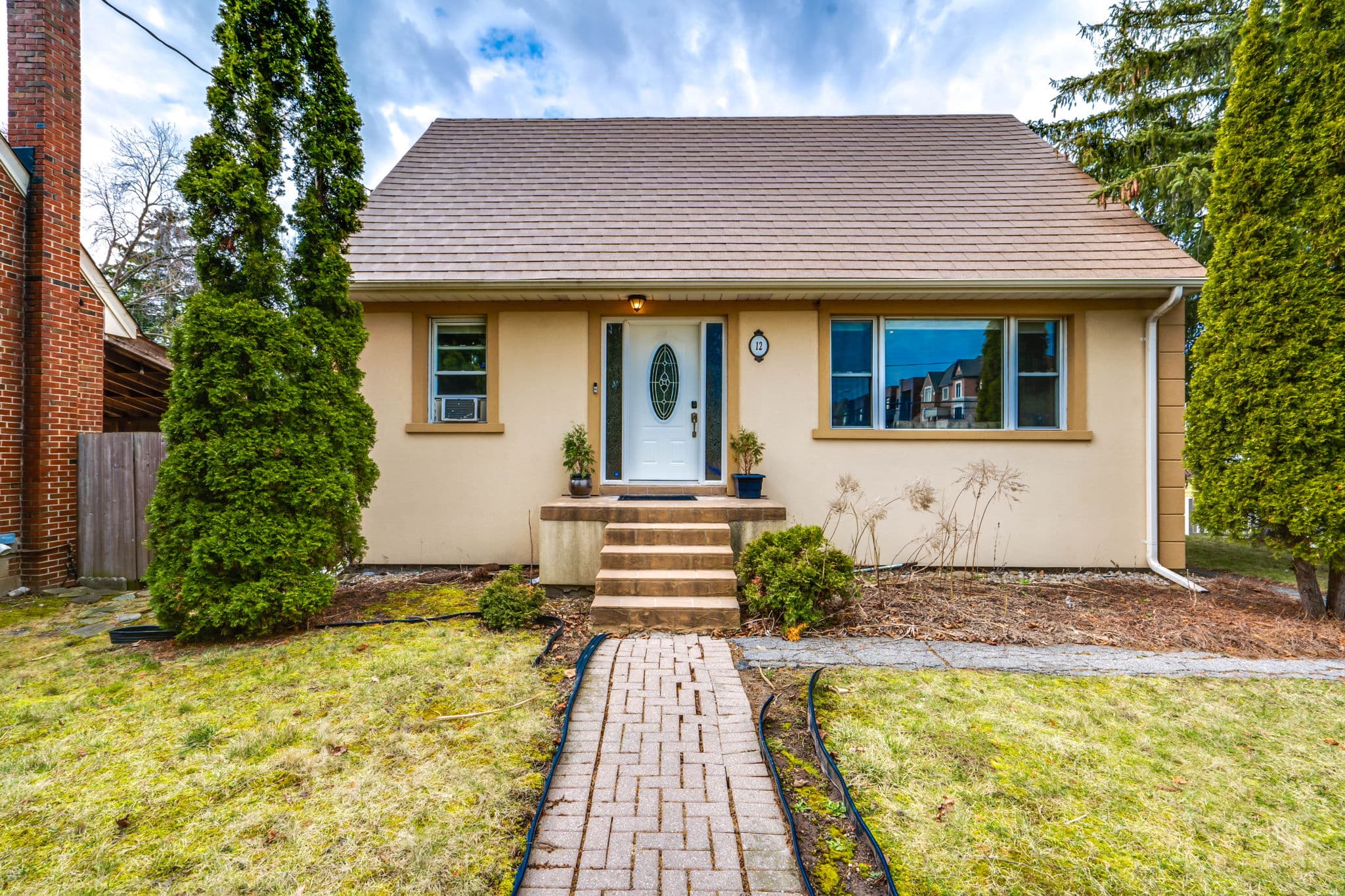 12 Glen Agar Dr Toronto, ON M9B 5L3