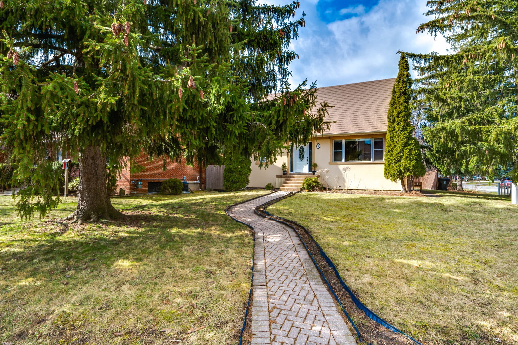 12 Glen Agar Dr Toronto, ON M9B 5L3