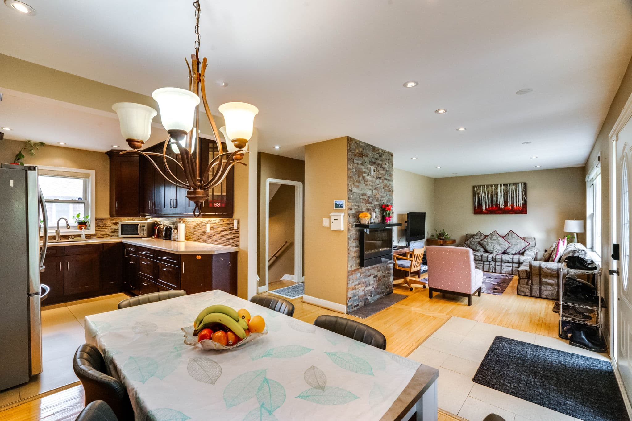 12 Glen Agar Dr Toronto, ON M9B 5L3