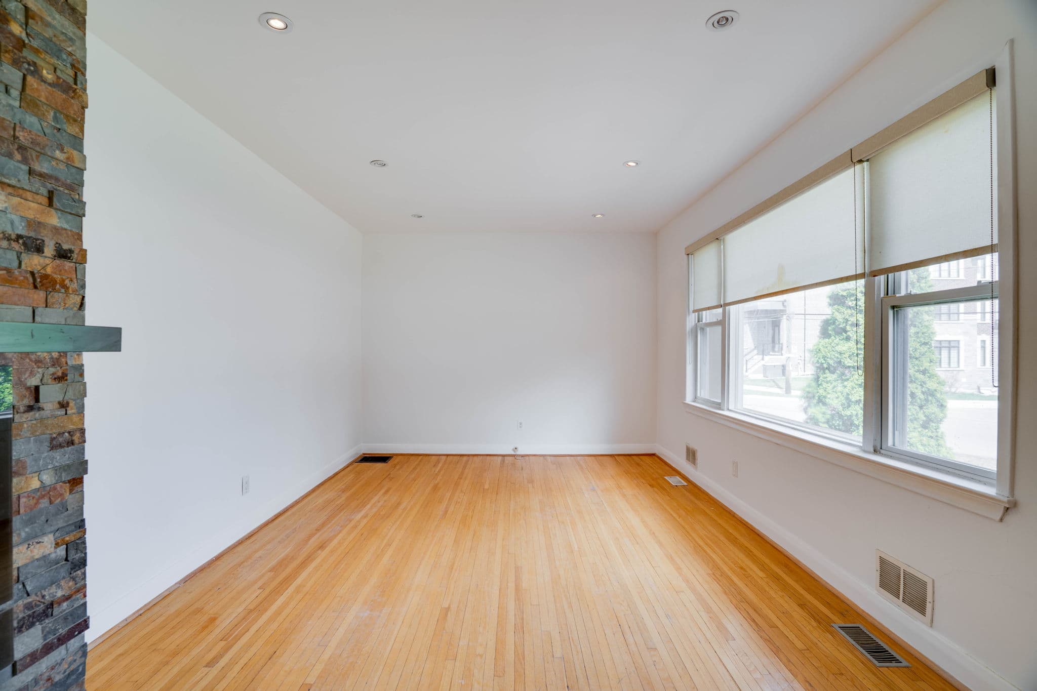 12 Glen Agar Dr Toronto, ON M9B 5L7
