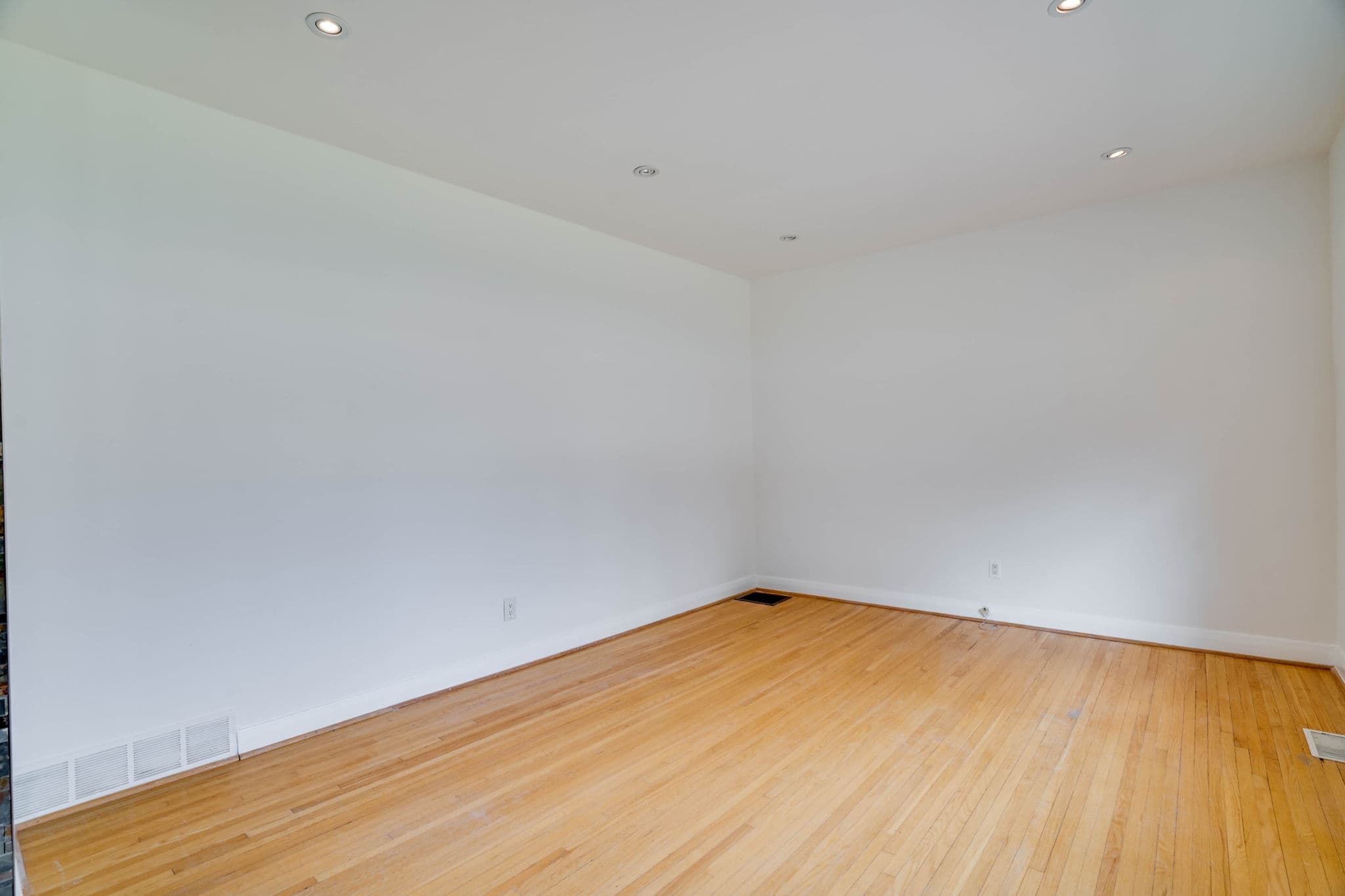 12 Glen Agar Dr Toronto, ON M9B 5L7