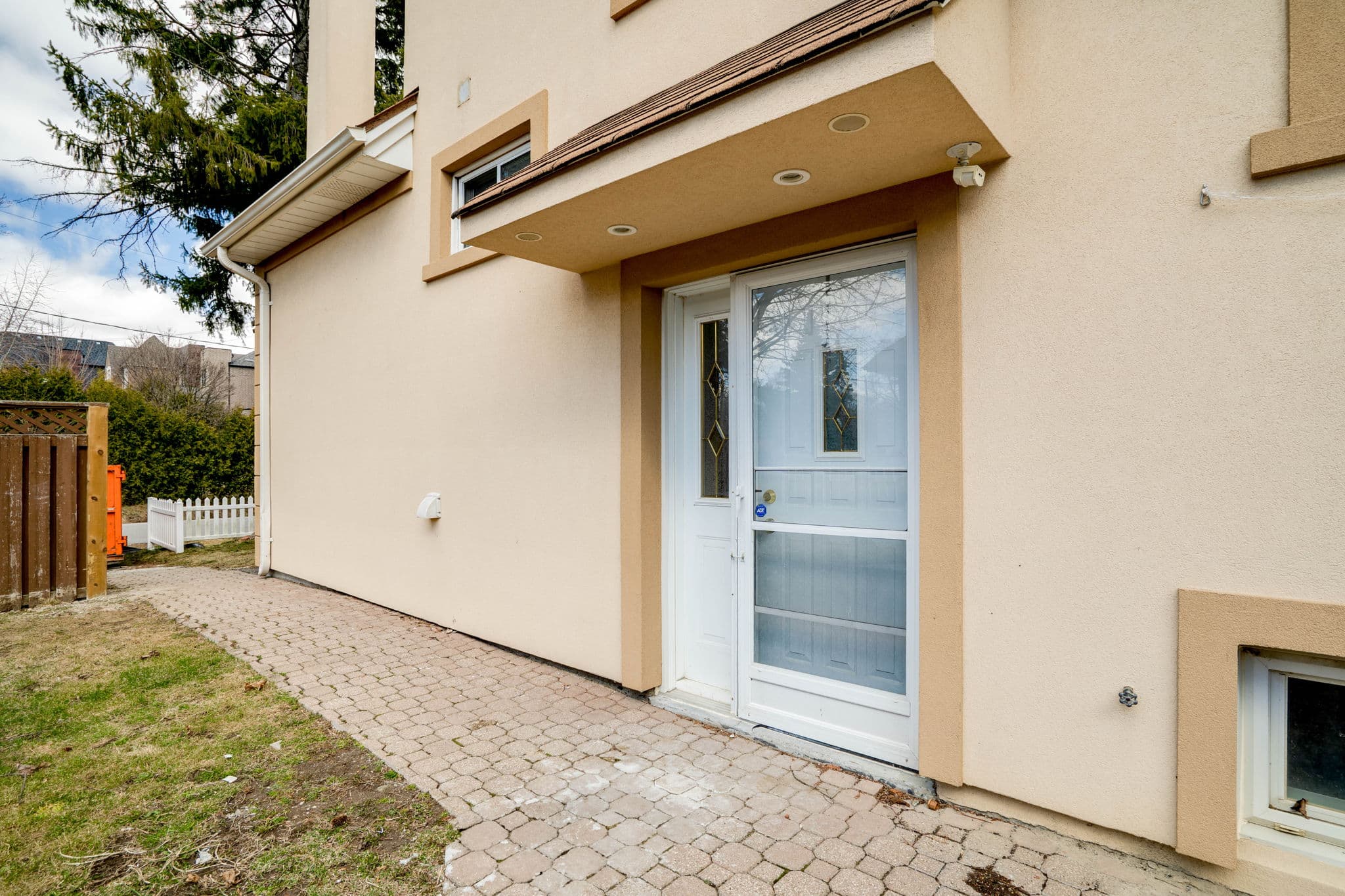 12 Glen Agar Dr Toronto, ON M9B 5L7