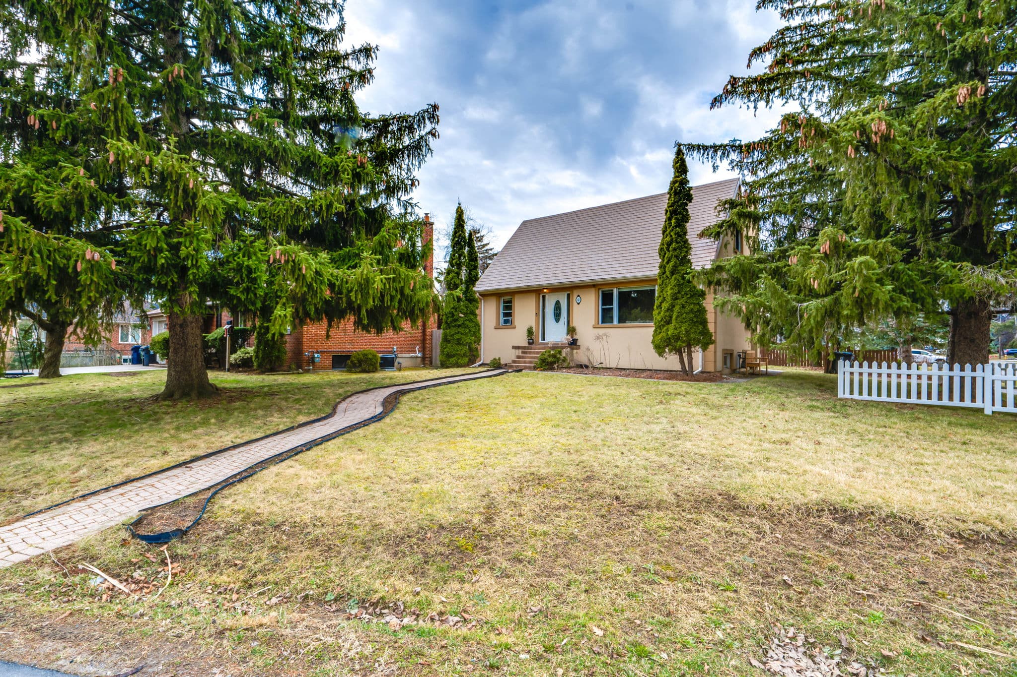 12 Glen Agar Dr Toronto, ON M9B 5L7