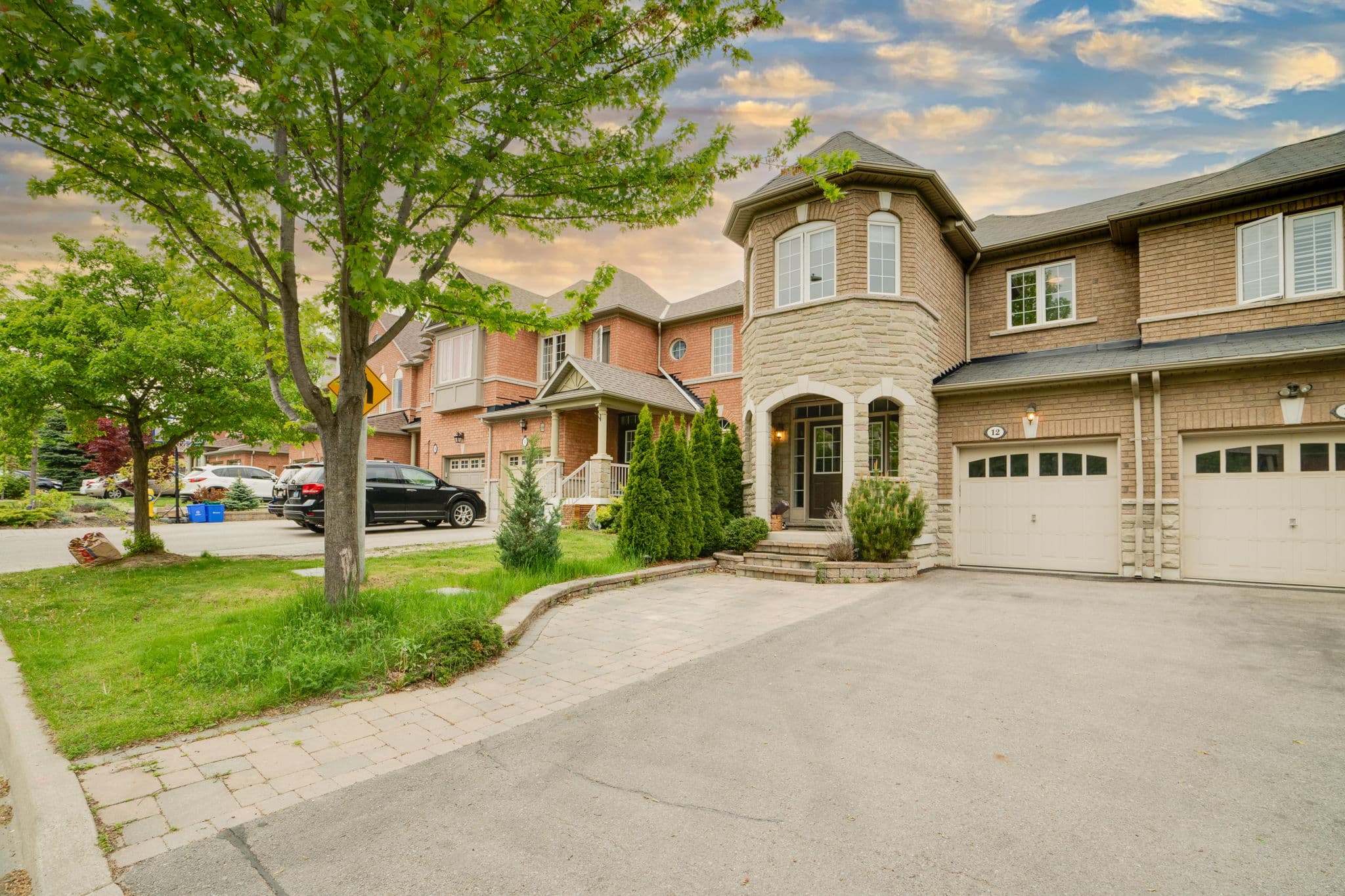 12 Shemer Dr Vaughan, ON L4J 9A6