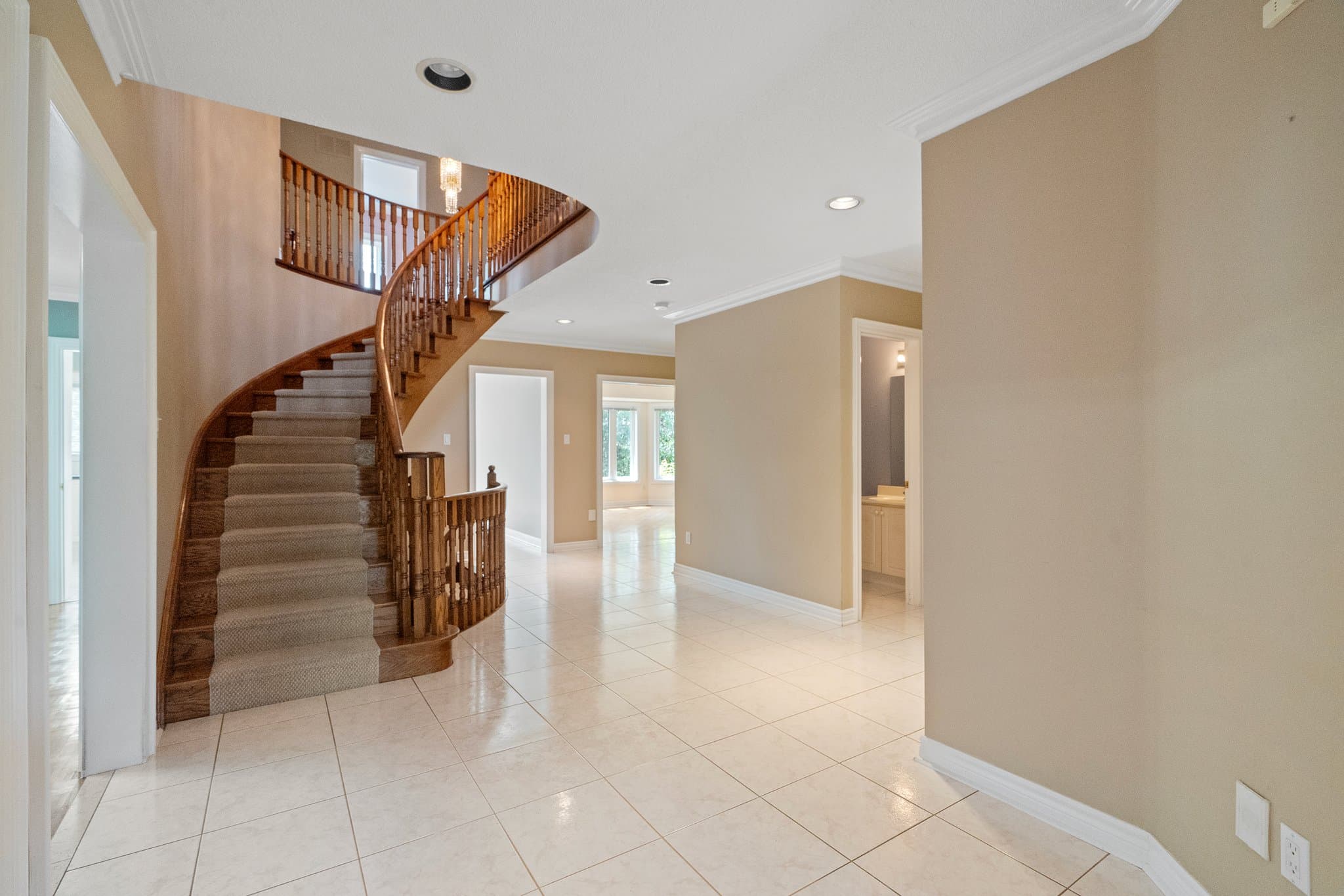 12 White Oak Crescent Richmond Hill, ON L4B 3R3