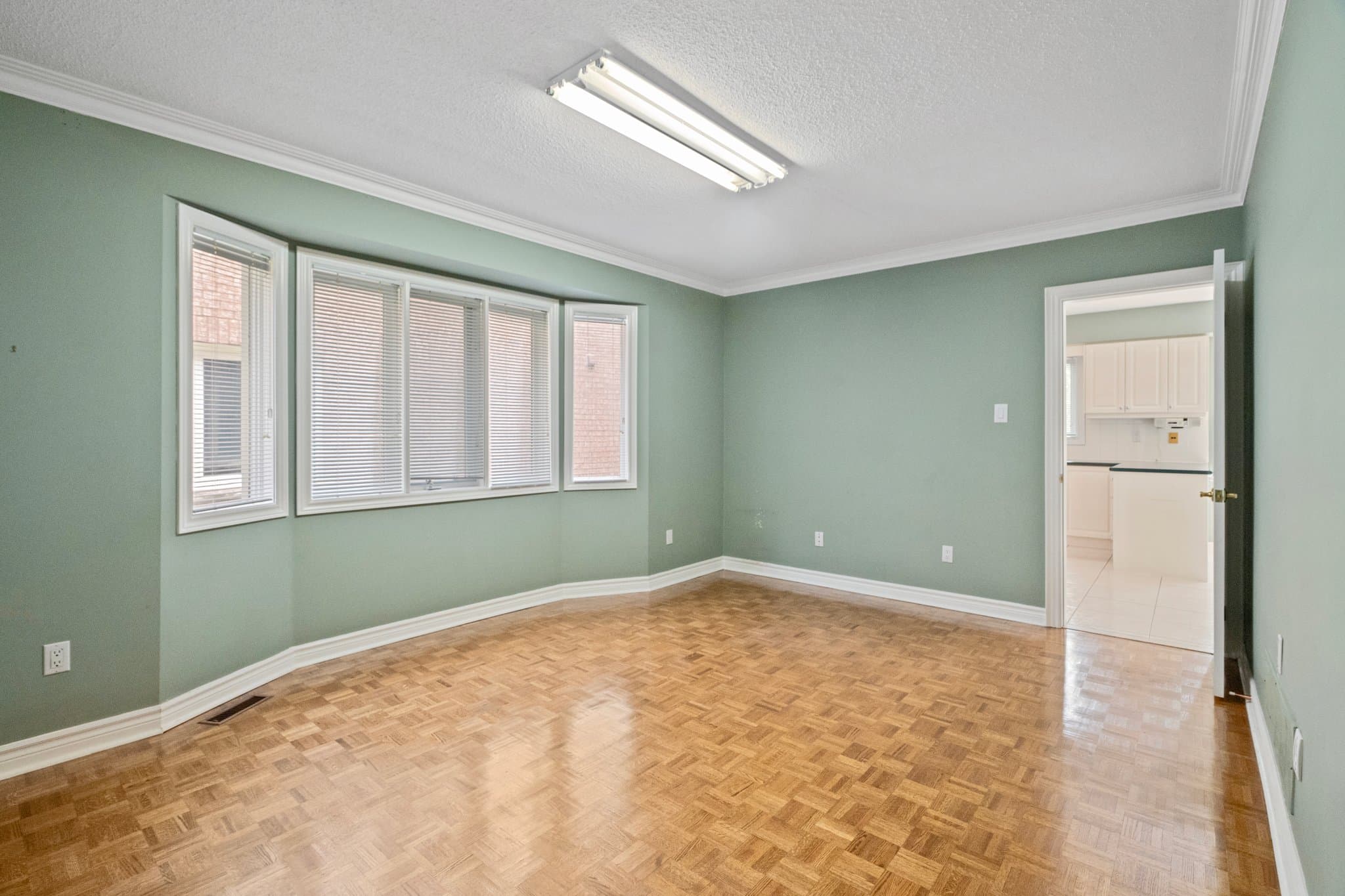 12 White Oak Crescent Richmond Hill, ON L4B 3R3