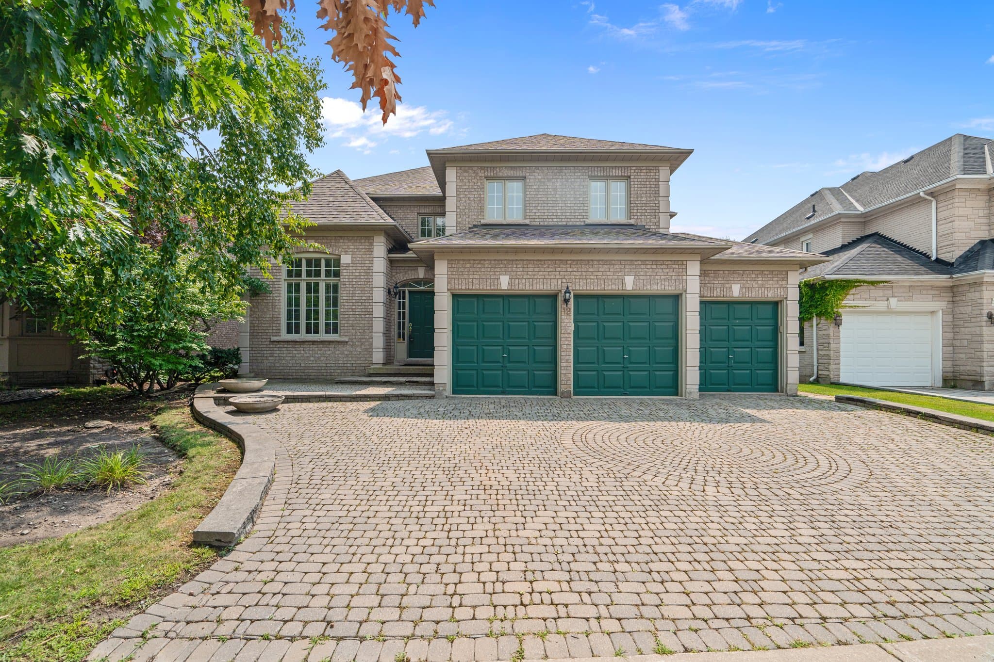 12 White Oak Crescent Richmond Hill, ON L4B 3R3