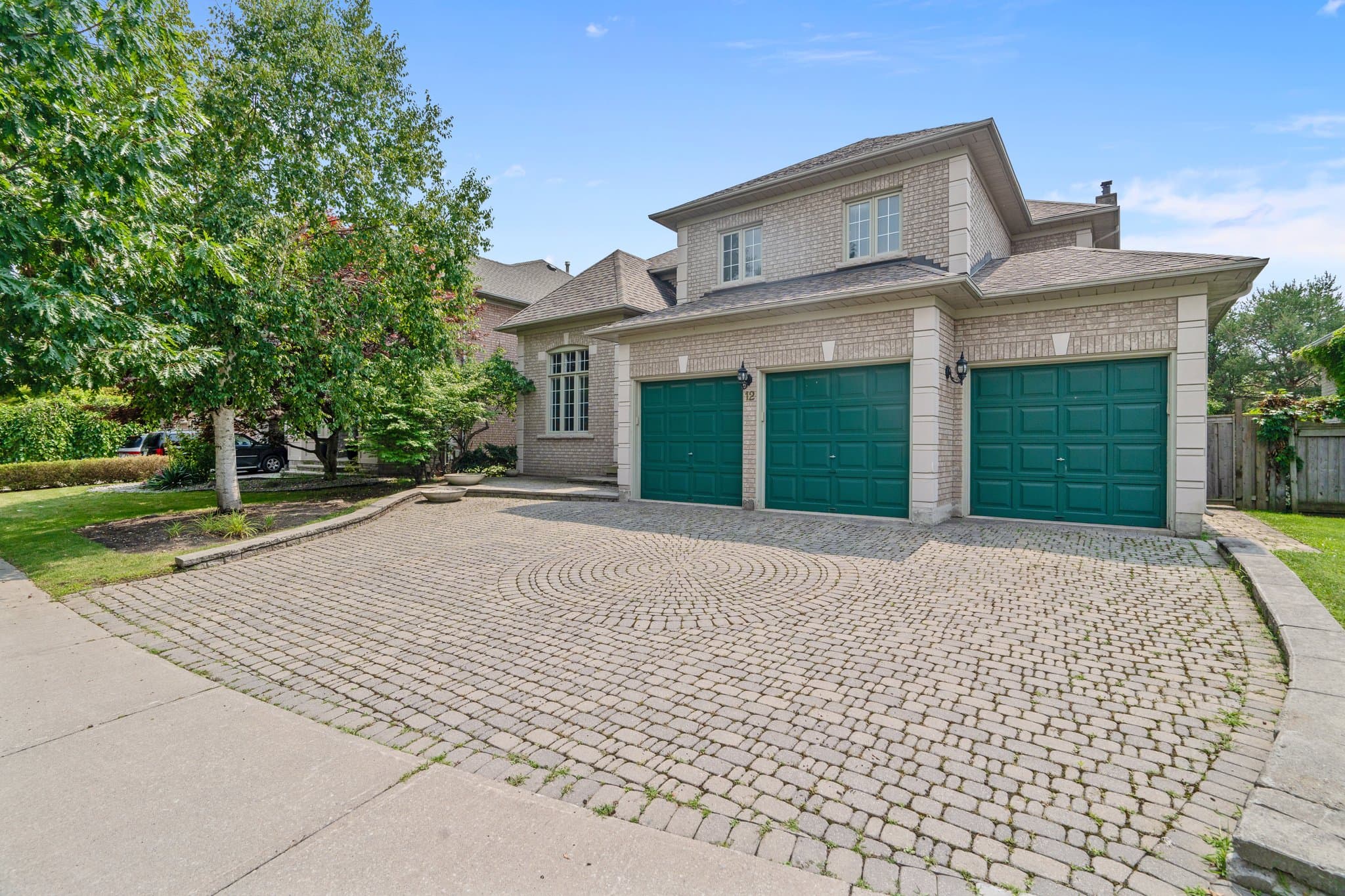 12 White Oak Crescent Richmond Hill, ON L4B 3R3