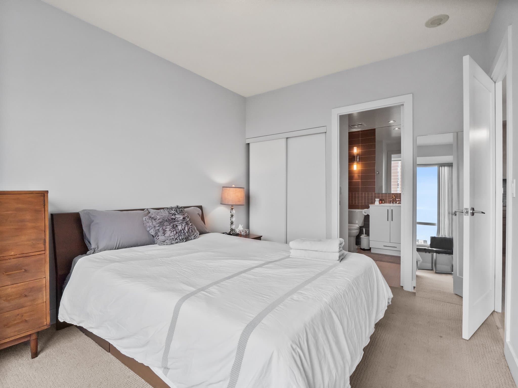 120 Homewood Ave Unit 1207 Toronto, ON M4Y 2J3
