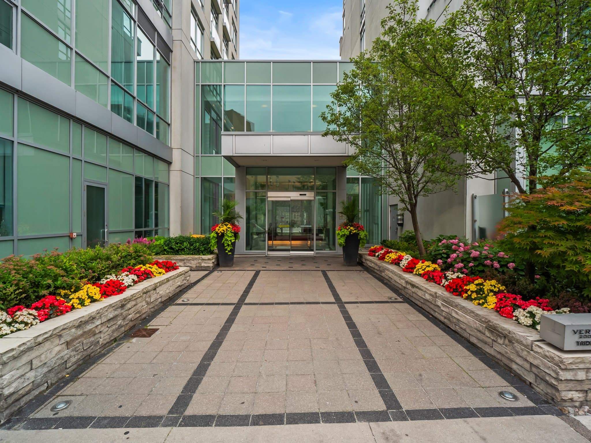 120 Homewood Ave Unit 1207 Toronto, ON M4Y 2J3