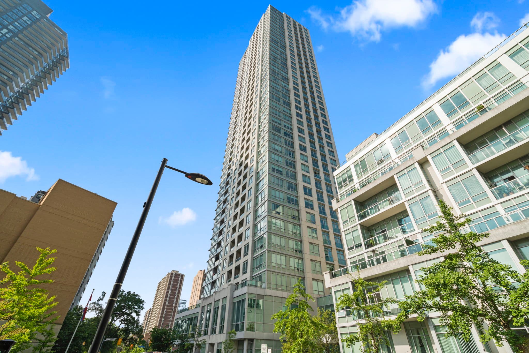 120 Homewood Ave Unit 2507 Toronto, ON M4Y 2J3