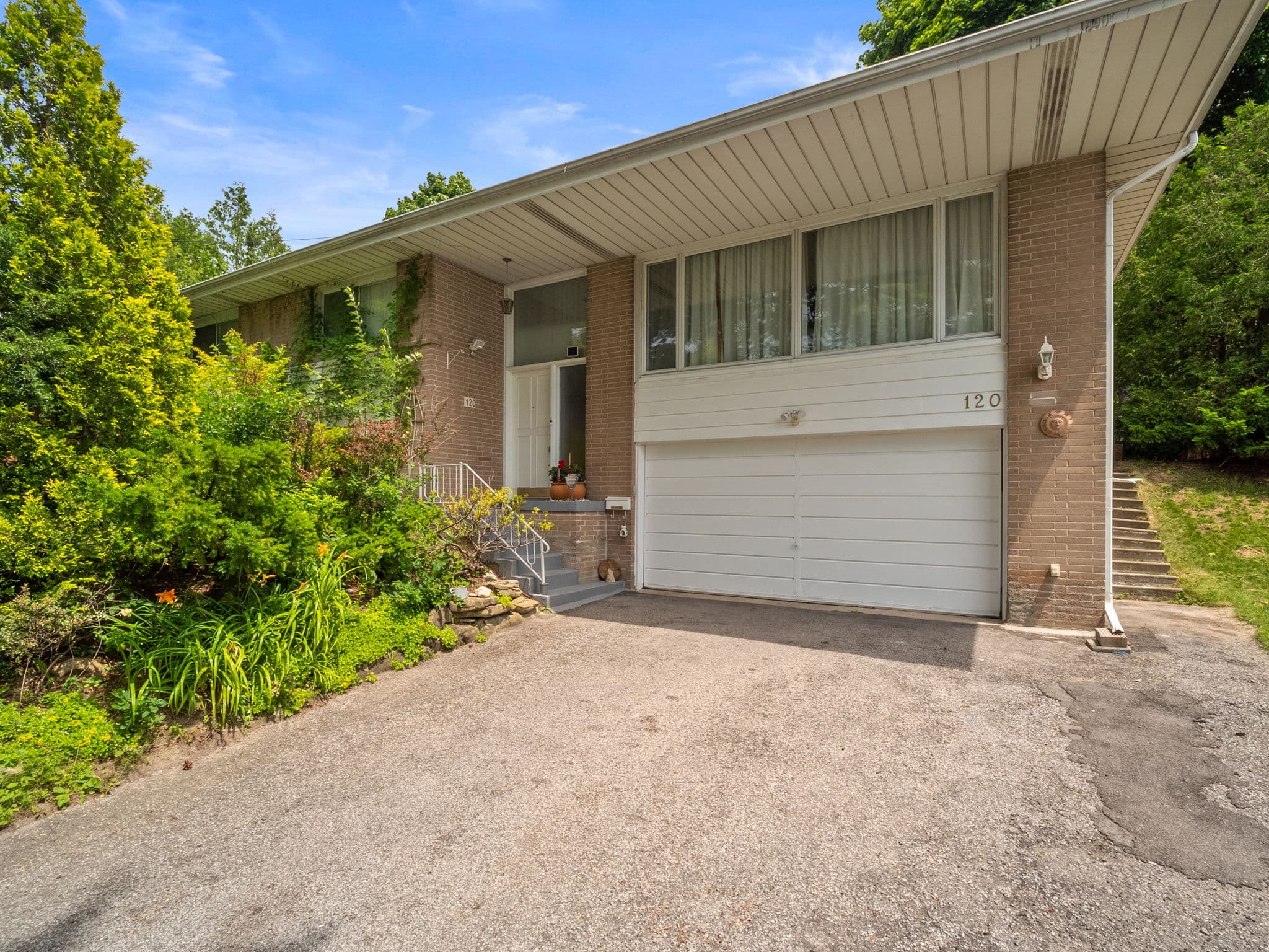 120 Laurentide Dr Toronto, ON M3A 3E5