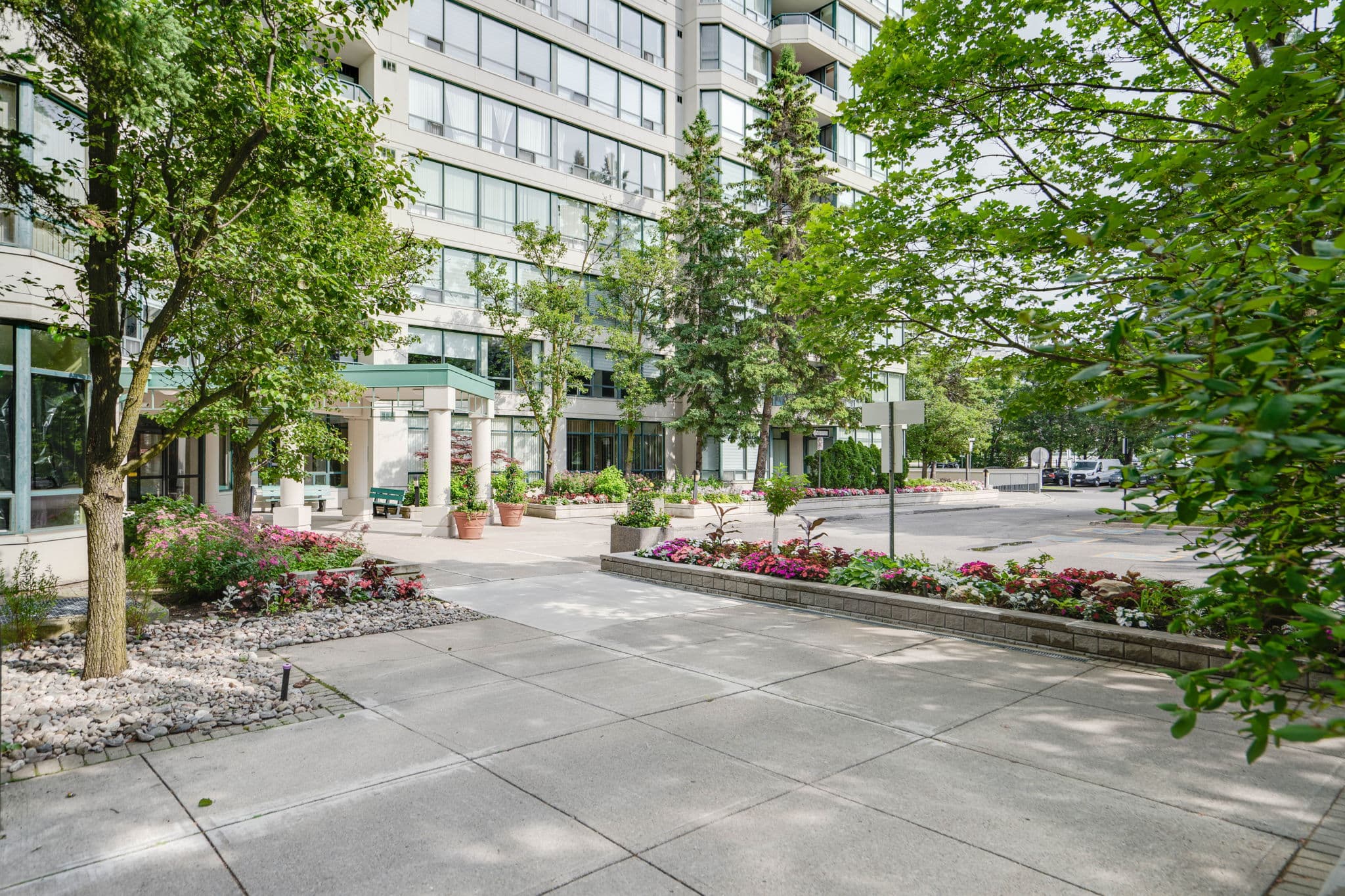 120 Promenade Cir Vaughan, ON L4J 7W9