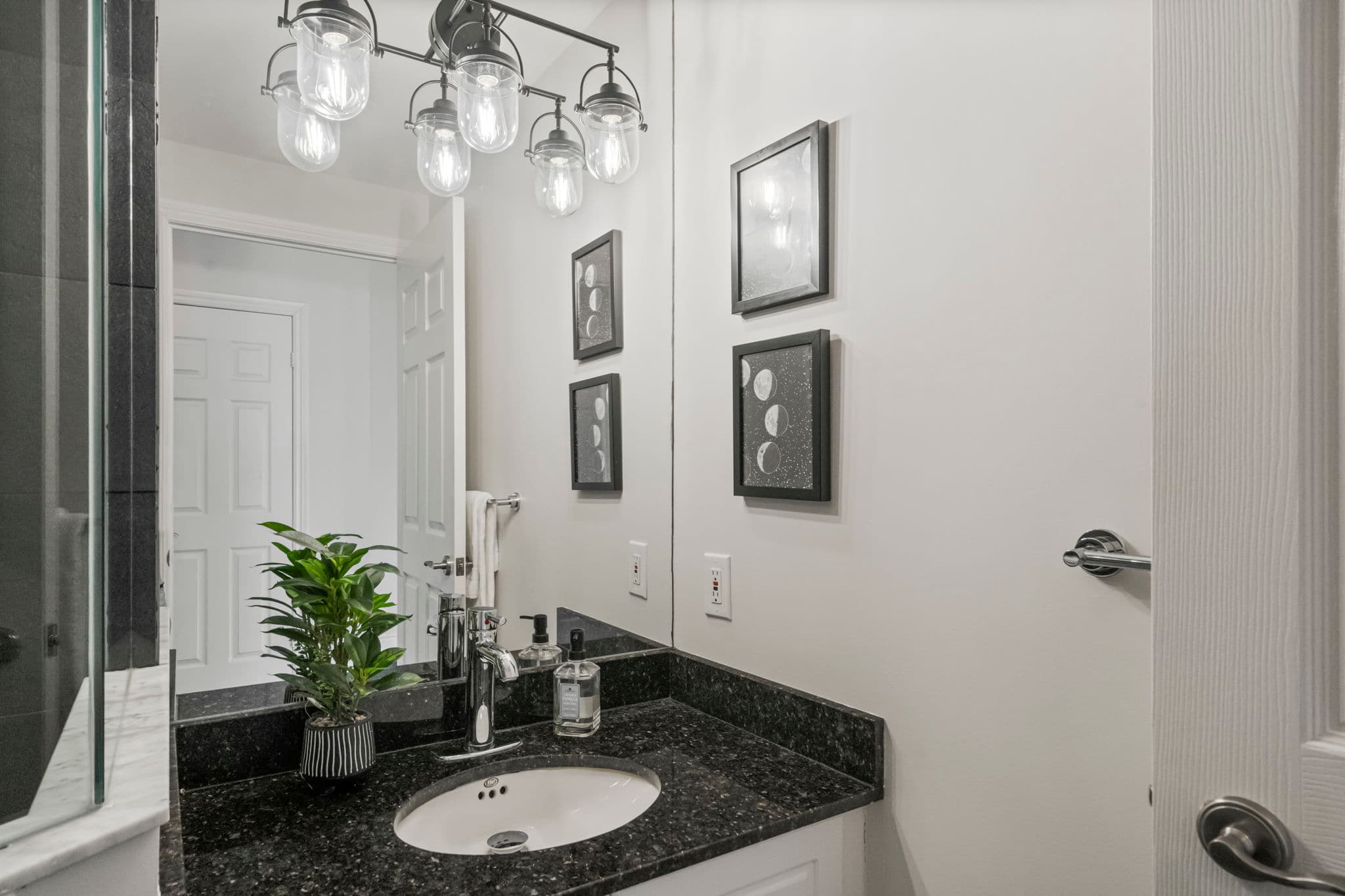 123 Eglinton Ave E Unit 1511 Toronto, ON M4P 1J2
