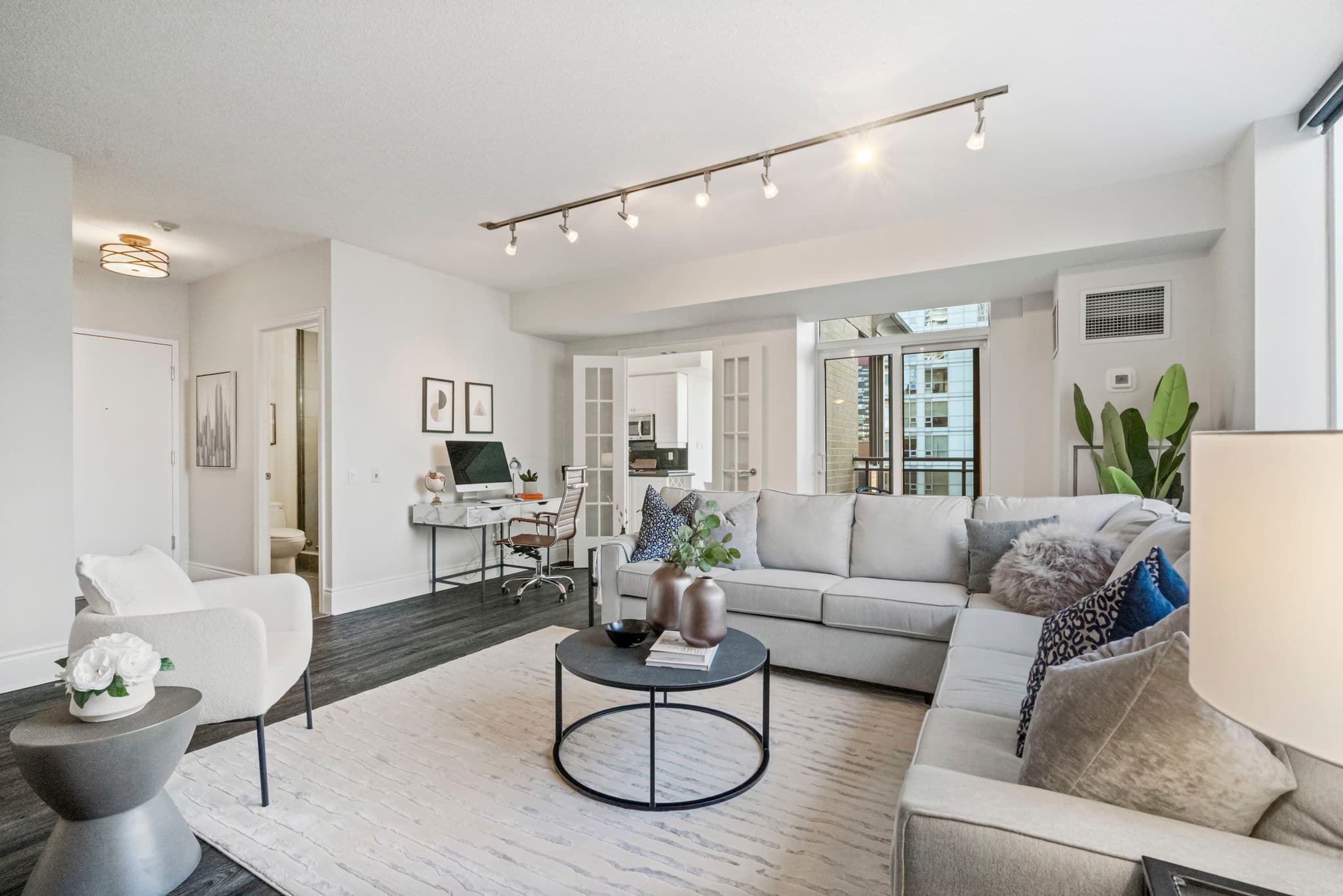 123 Eglinton Ave E Unit 1511 Toronto, ON M4P 1J2