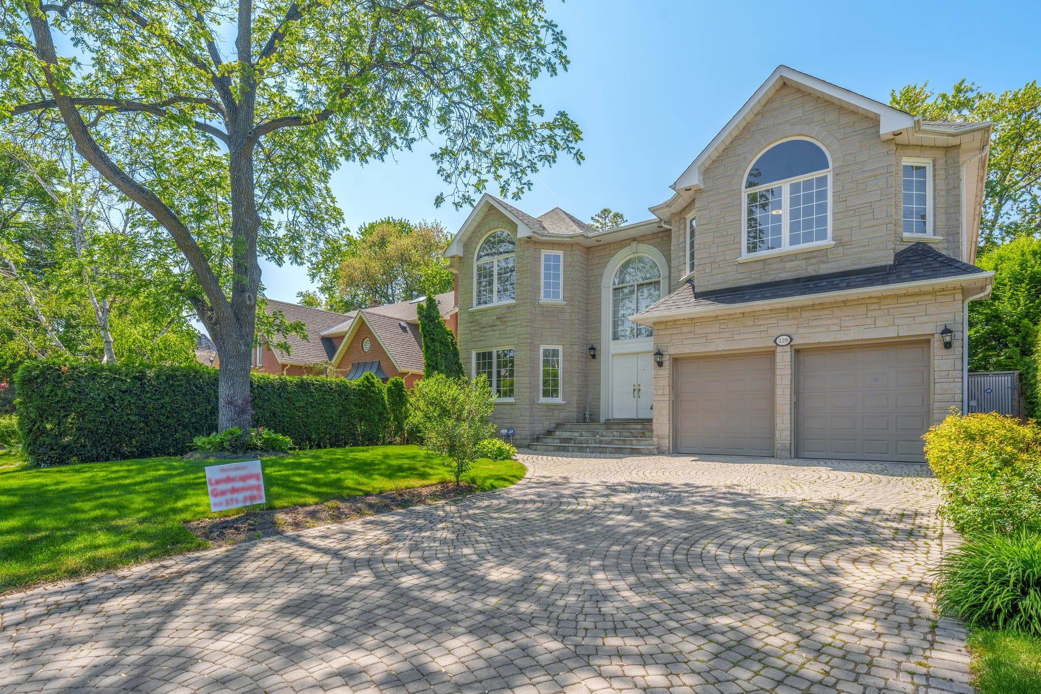 128 Yorkminster Rd Toronto, ON M2P 1M6